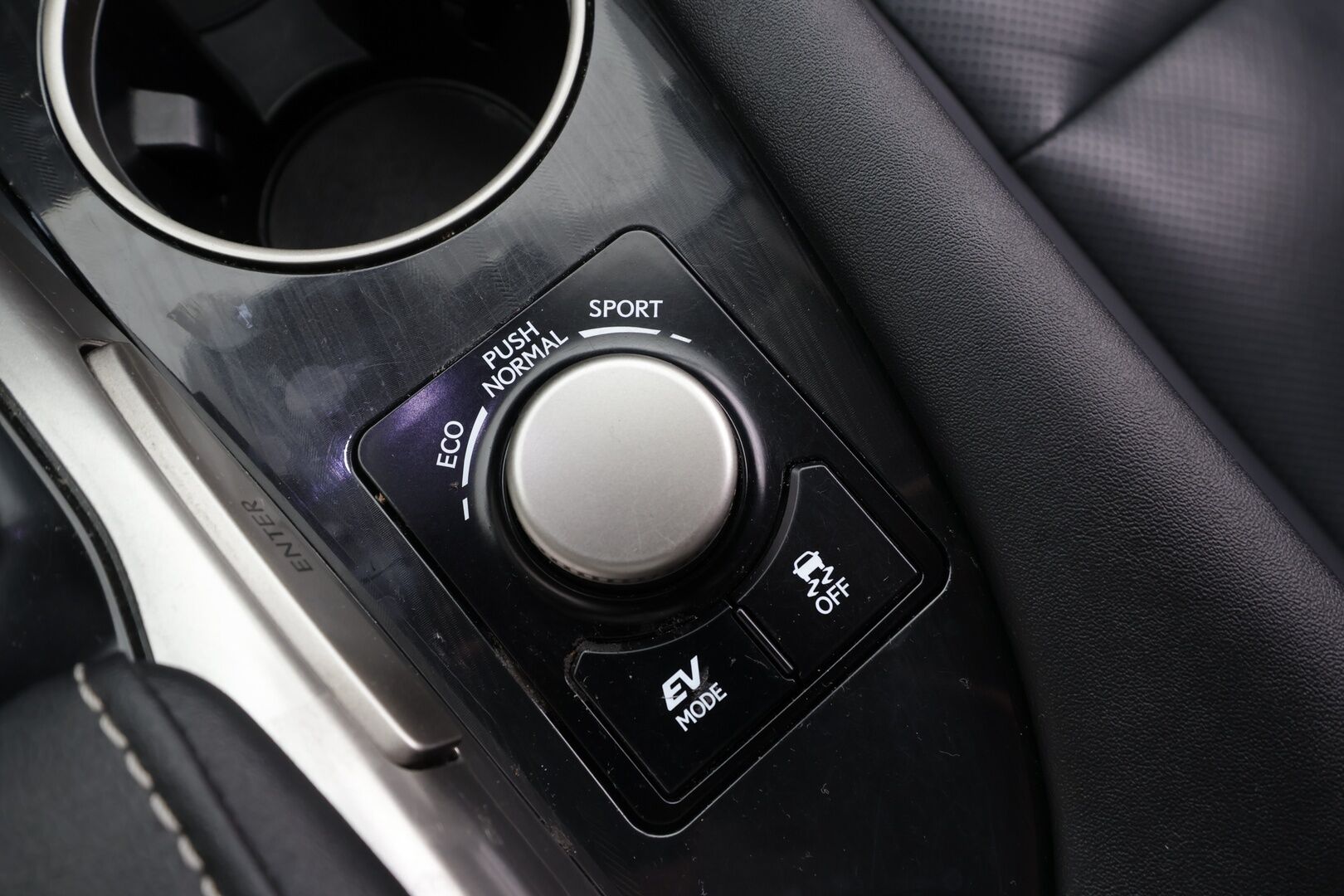 Lexus RX 2017 450h Hybrid 4WD A Executive * ACC / LED / P.Kamera / Ilmastoitu Muistipenkki / Navi / Kaistavahti / Keyless * - Kahdet renkaat