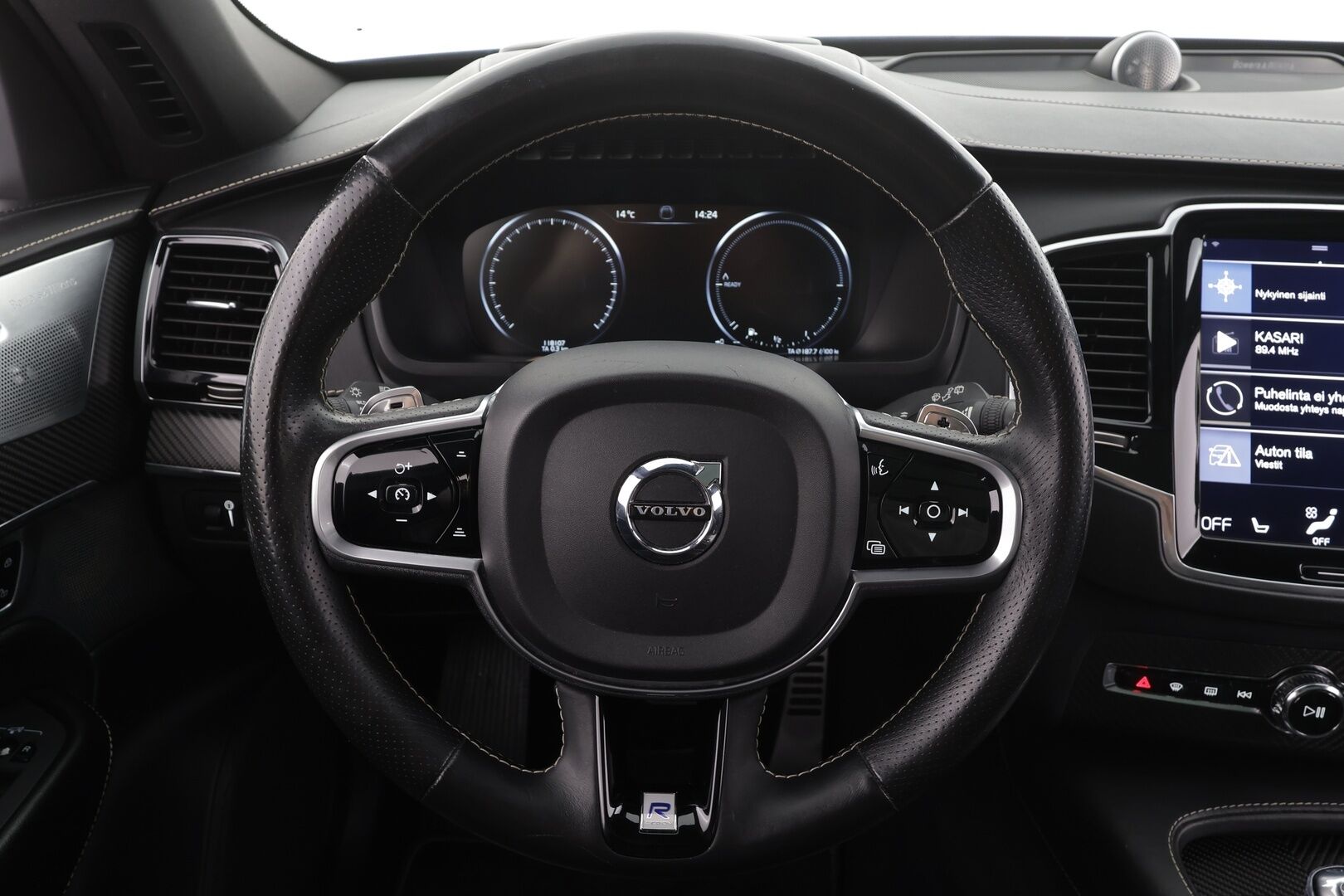 Volvo XC90 2017 T8 Twin Engine AWD R-Design aut 7-P * B&W / ACC / P.kamera / Panorama / HUD / Webasto / Full LED / Koukku / Muistipenkit * - Kahdet renkaat aluvanteilla / Huippuvarusteet