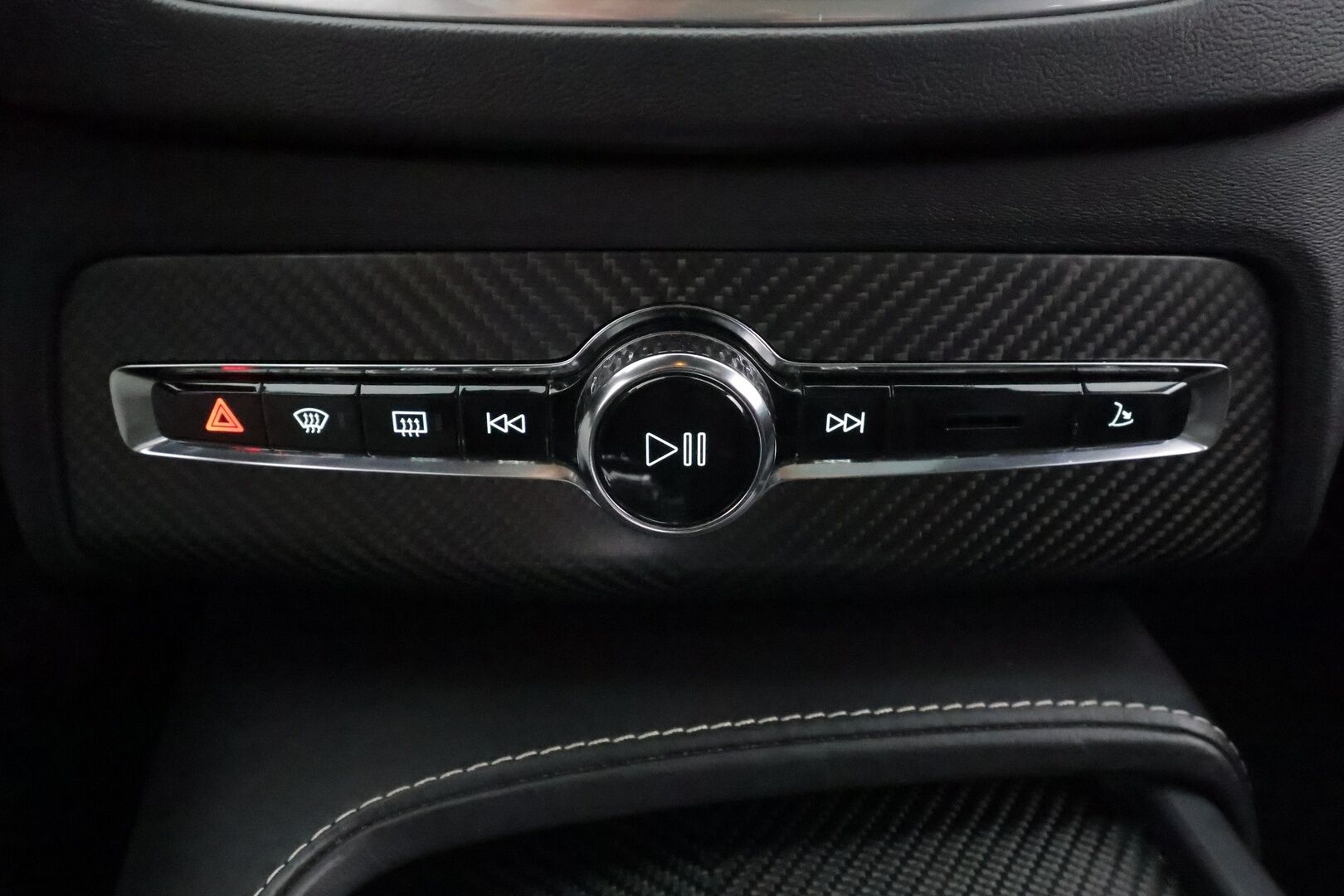 Volvo XC90 2017 T8 Twin Engine AWD R-Design aut 7-P * B&W / ACC / P.kamera / Panorama / HUD / Webasto / Full LED / Koukku / Muistipenkit * - Kahdet renkaat aluvanteilla / Huippuvarusteet