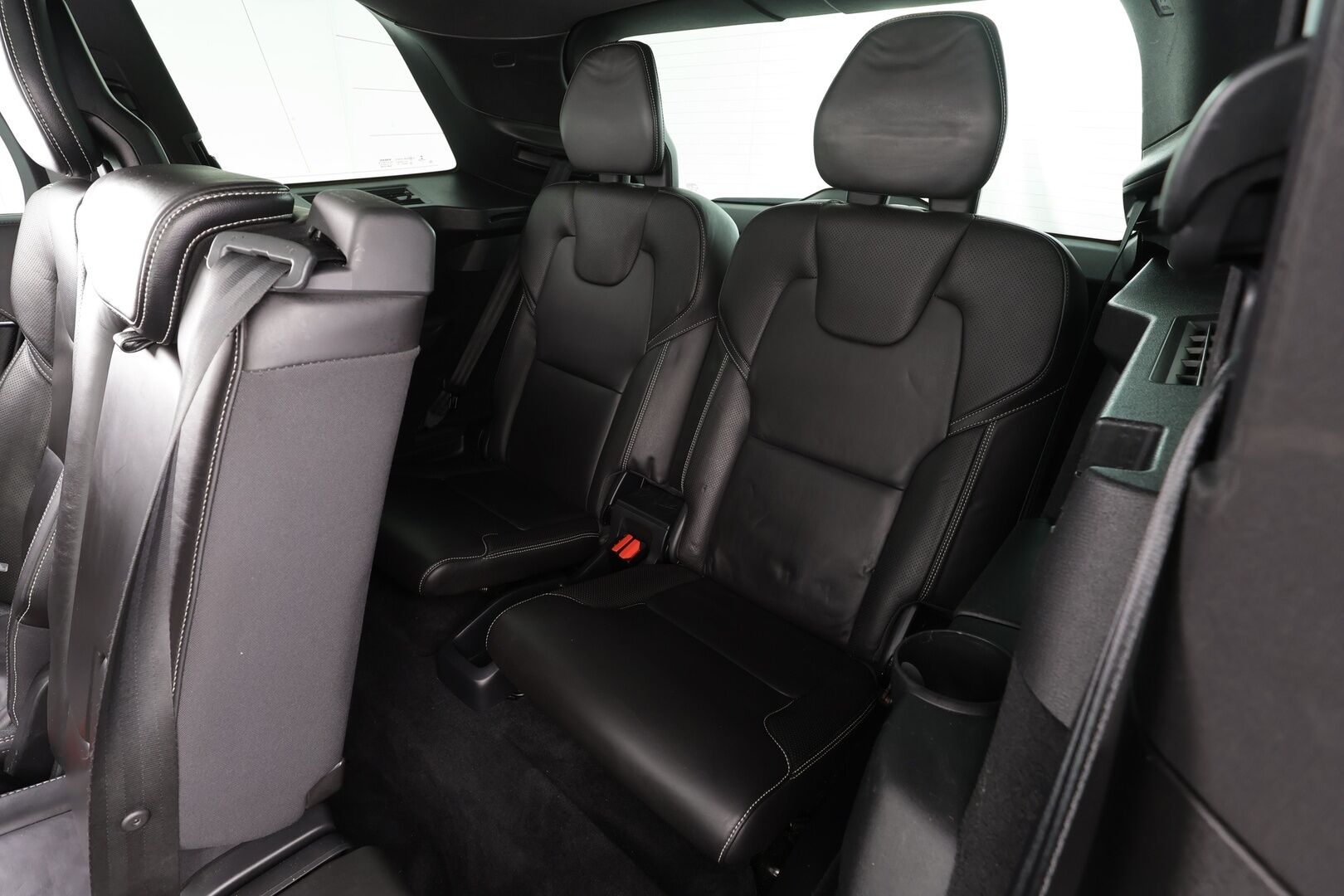 Volvo XC90 2017 T8 Twin Engine AWD R-Design aut 7-P * ACC / P.kamera / Panorama / HUD / Webasto / Full LED / Koukku / B&W / Muistipenkit * - Kahdet renkaat aluvanteilla / Huippuvarusteet