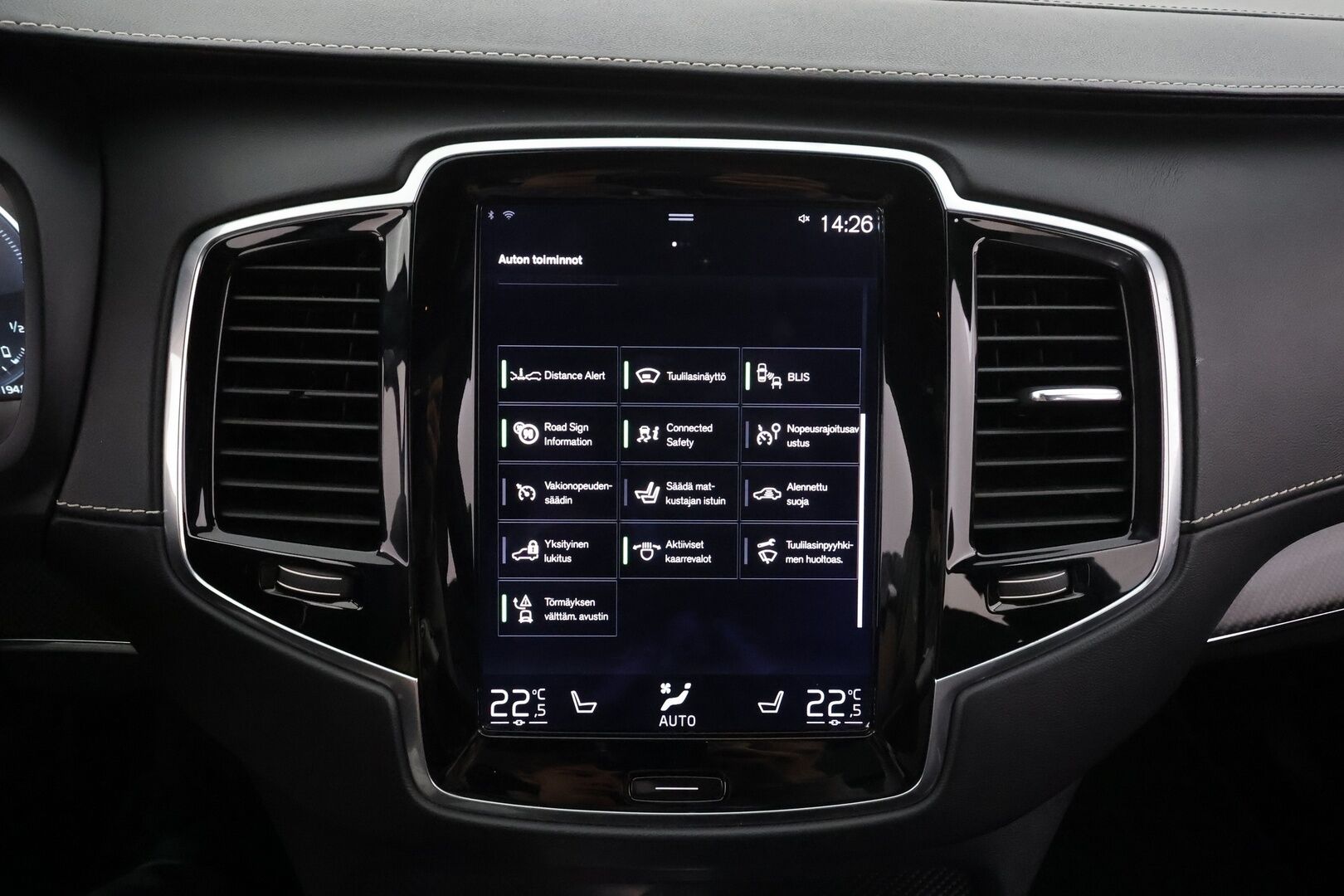 Volvo XC90 2017 T8 Twin Engine AWD R-Design aut 7-P * ACC / P.kamera / Panorama / HUD / Webasto / Full LED / Koukku / B&W / Muistipenkit * - Kahdet renkaat aluvanteilla / Huippuvarusteet