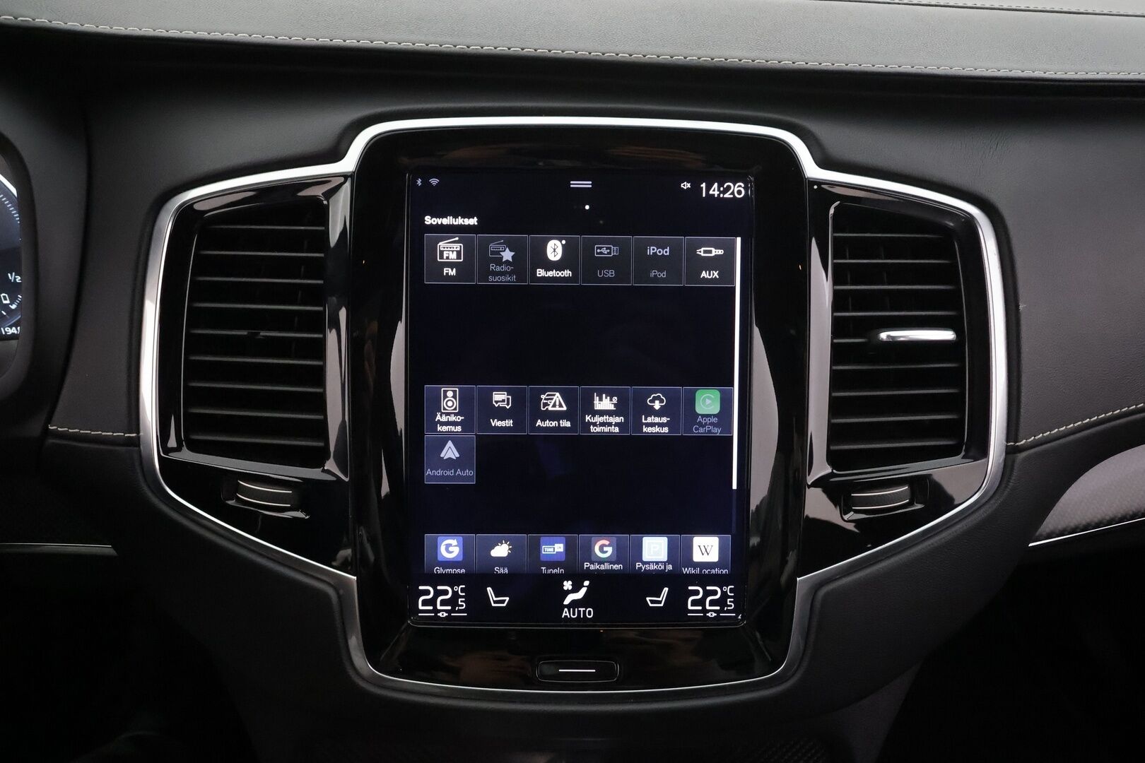 Volvo XC90 2017 T8 Twin Engine AWD R-Design aut 7-P * B&W / ACC / P.kamera / Panorama / HUD / Webasto / Full LED / Koukku / Muistipenkit * - Kahdet renkaat aluvanteilla / Huippuvarusteet