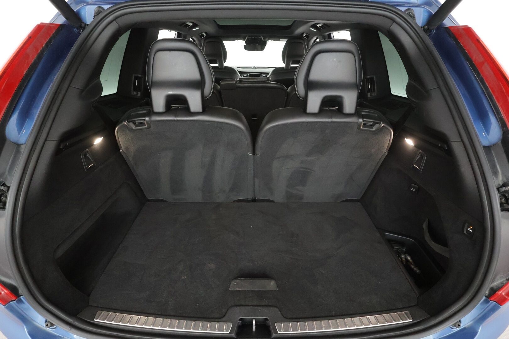 Volvo XC90 2017 T8 Twin Engine AWD R-Design aut 7-P * ACC / P.kamera / Panorama / HUD / Webasto / Full LED / Koukku / B&W / Muistipenkit * - Kahdet renkaat aluvanteilla / Huippuvarusteet