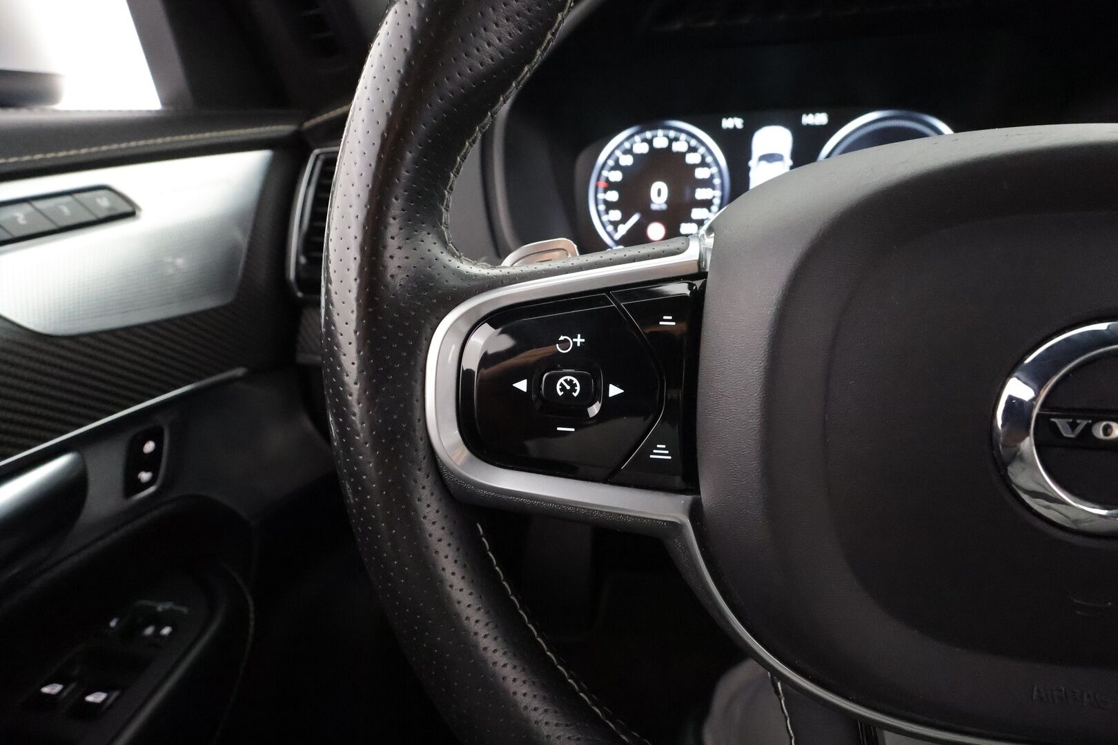 Volvo XC90 2017 T8 Twin Engine AWD R-Design aut 7-P * B&W / ACC / P.kamera / Panorama / HUD / Webasto / Full LED / Koukku / Muistipenkit * - Kahdet renkaat aluvanteilla / Huippuvarusteet