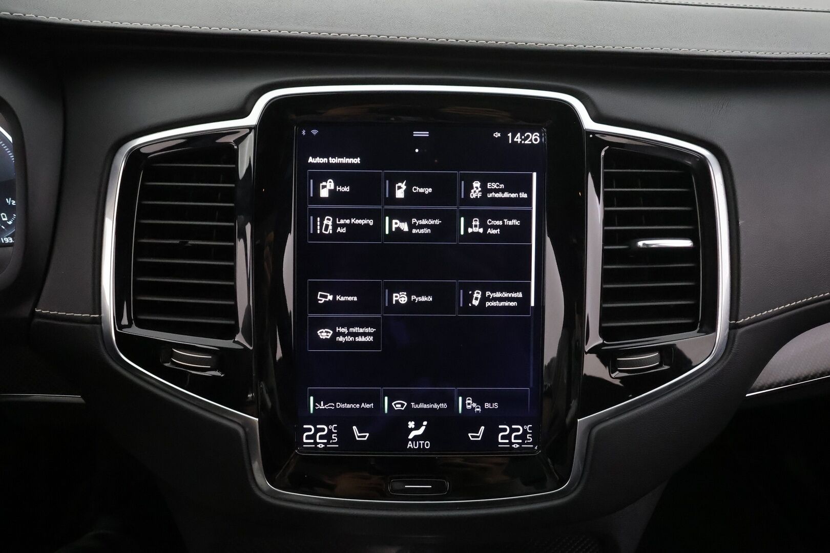 Volvo XC90 2017 T8 Twin Engine AWD R-Design aut 7-P * ACC / P.kamera / Panorama / HUD / Webasto / Full LED / Koukku / B&W / Muistipenkit * - Kahdet renkaat aluvanteilla / Huippuvarusteet