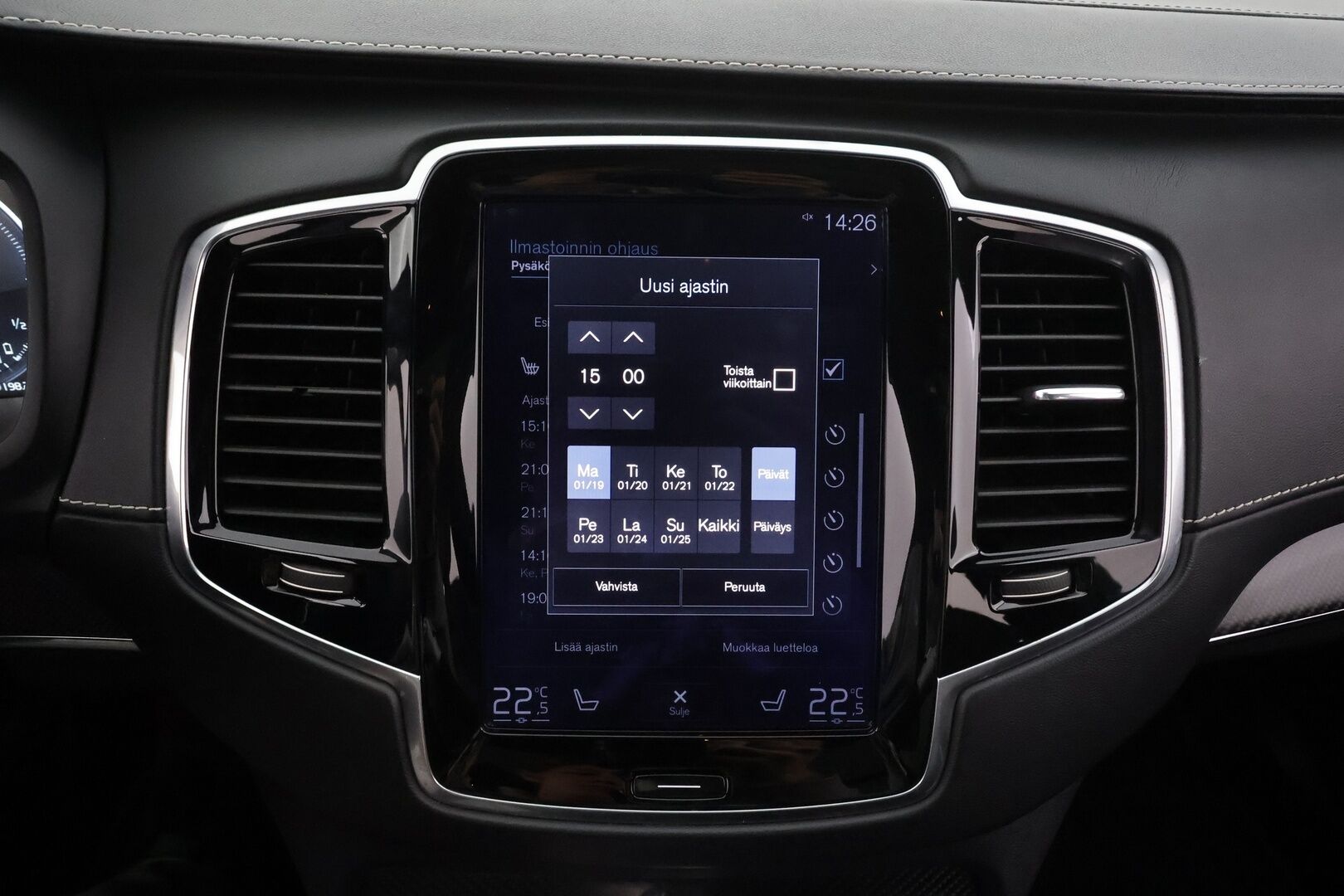 Volvo XC90 2017 T8 Twin Engine AWD R-Design aut 7-P * B&W / ACC / P.kamera / Panorama / HUD / Webasto / Full LED / Koukku / Muistipenkit * - Kahdet renkaat aluvanteilla / Huippuvarusteet