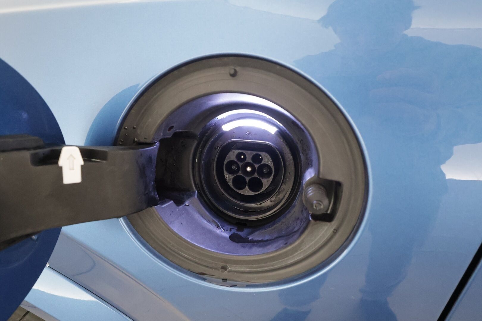 Volvo XC90 2017 T8 Twin Engine AWD R-Design aut 7-P * B&W / ACC / P.kamera / Panorama / HUD / Webasto / Full LED / Koukku / Muistipenkit * - Kahdet renkaat aluvanteilla / Huippuvarusteet