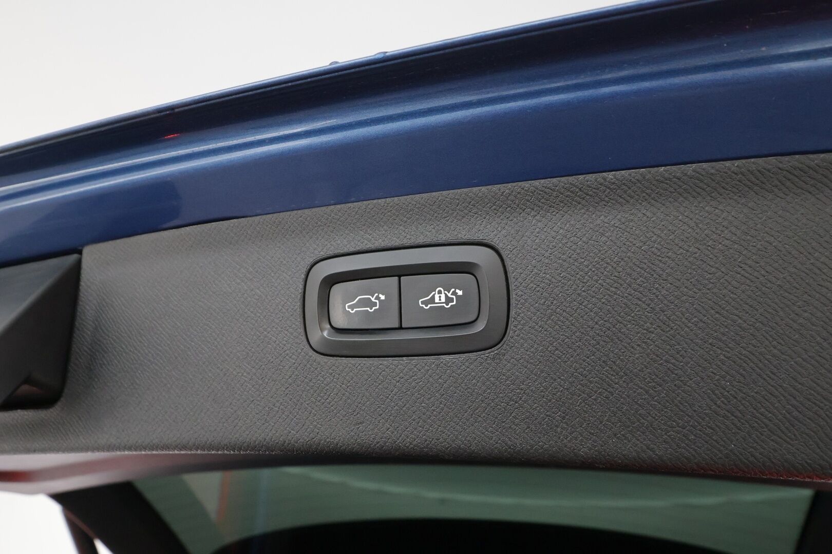 Volvo XC90 2017 T8 Twin Engine AWD R-Design aut 7-P * B&W / ACC / P.kamera / Panorama / HUD / Webasto / Full LED / Koukku / Muistipenkit * - Kahdet renkaat aluvanteilla / Huippuvarusteet