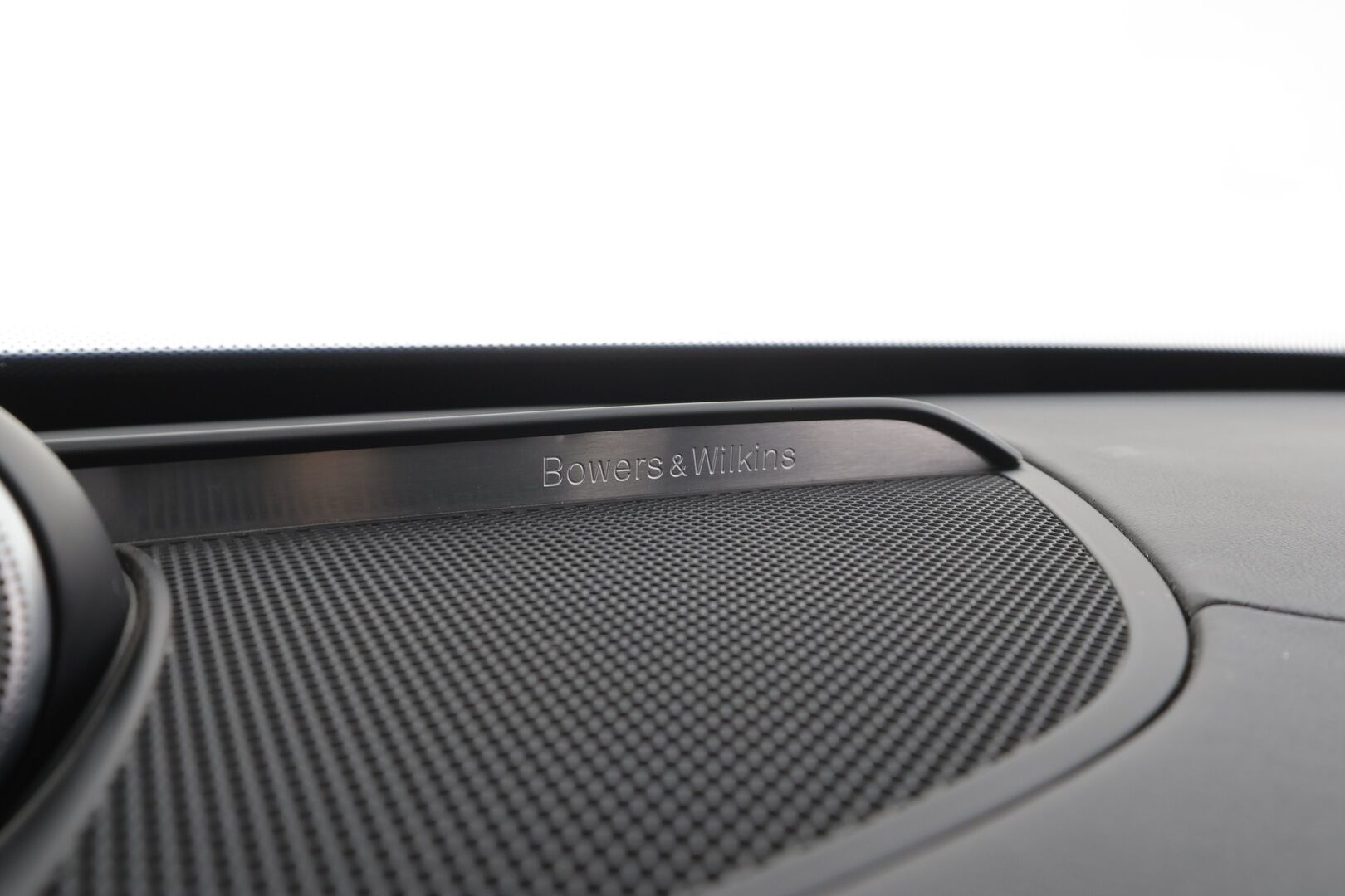 Volvo XC90 2017 T8 Twin Engine AWD R-Design aut 7-P * ACC / P.kamera / Panorama / HUD / Webasto / Full LED / Koukku / B&W / Muistipenkit * - Kahdet renkaat aluvanteilla / Huippuvarusteet