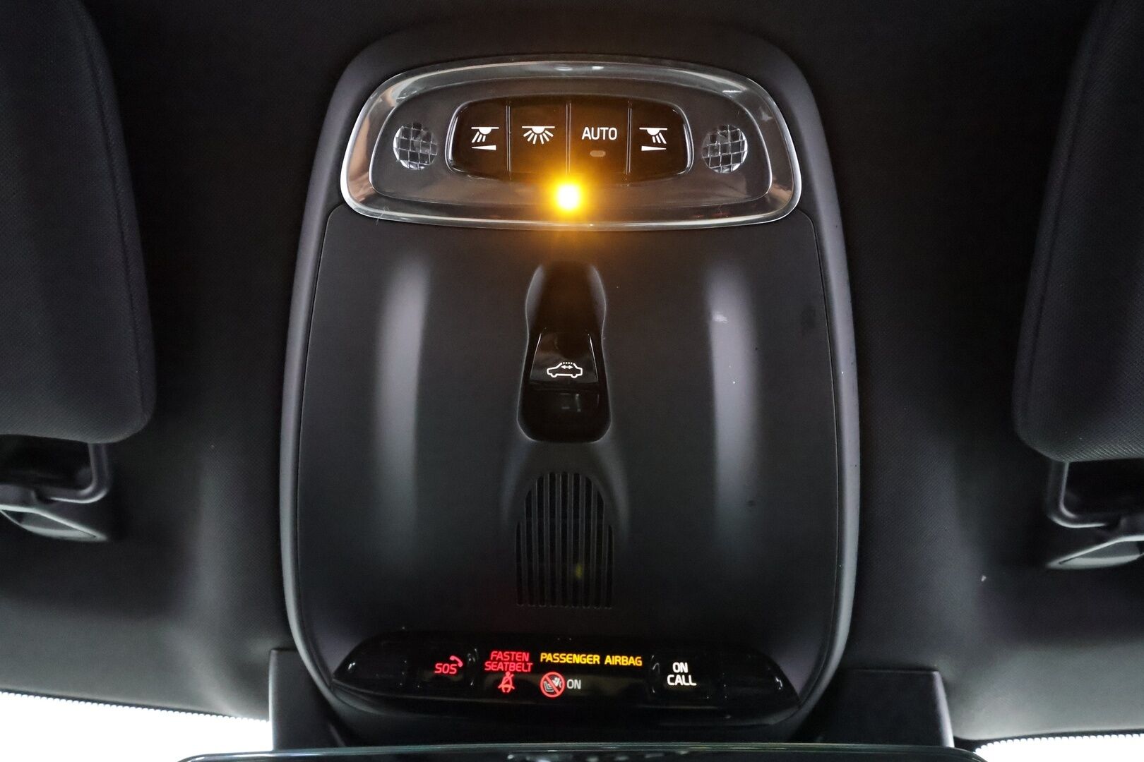 Volvo XC90 2017 T8 Twin Engine AWD R-Design aut 7-P * B&W / ACC / P.kamera / Panorama / HUD / Webasto / Full LED / Koukku / Muistipenkit * - Kahdet renkaat aluvanteilla / Huippuvarusteet