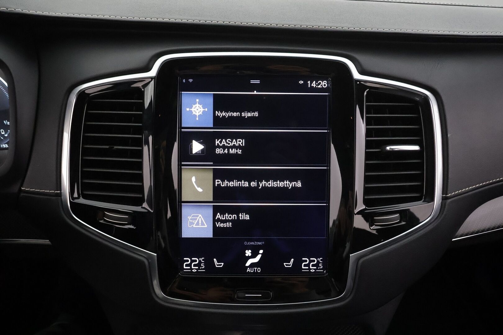 Volvo XC90 2017 T8 Twin Engine AWD R-Design aut 7-P * ACC / P.kamera / Panorama / HUD / Webasto / Full LED / Koukku / B&W / Muistipenkit * - Kahdet renkaat aluvanteilla / Huippuvarusteet