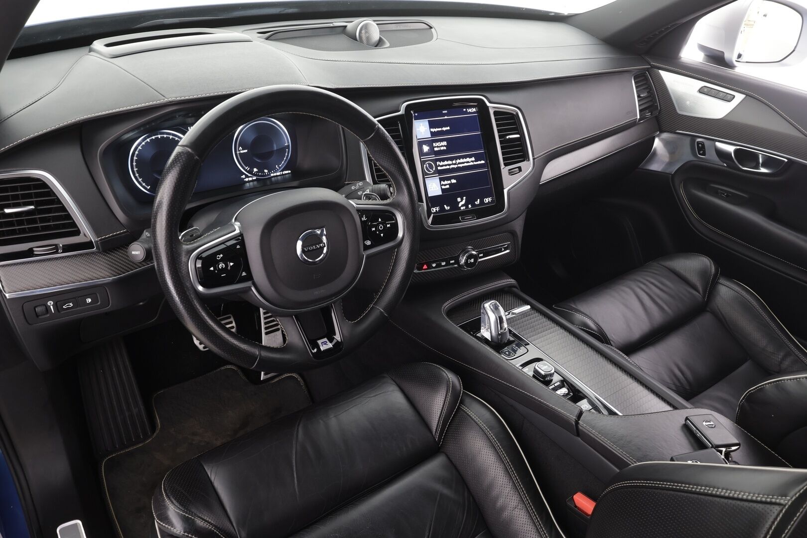 Volvo XC90 2017 T8 Twin Engine AWD R-Design aut 7-P * ACC / P.kamera / Panorama / HUD / Webasto / Full LED / Koukku / B&W / Muistipenkit * - Kahdet renkaat aluvanteilla / Huippuvarusteet