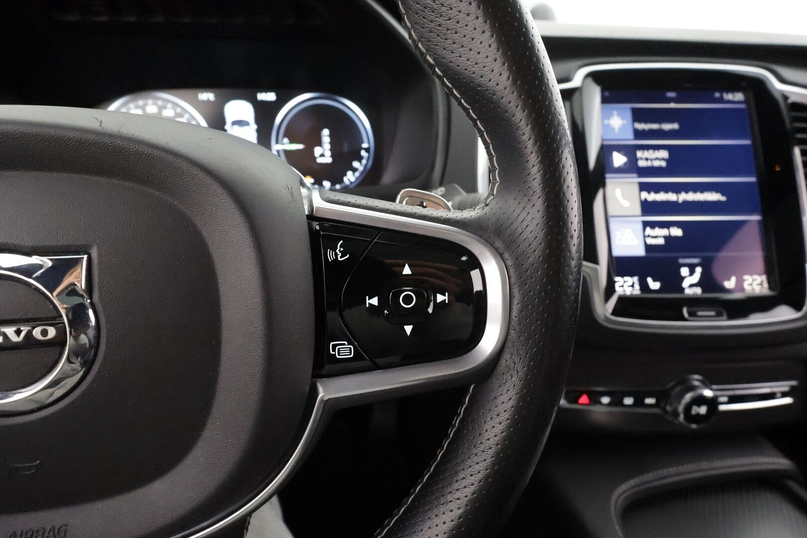 Volvo XC90 2017 T8 Twin Engine AWD R-Design aut 7-P * ACC / P.kamera / Panorama / HUD / Webasto / Full LED / Koukku / B&W / Muistipenkit * - Kahdet renkaat aluvanteilla / Huippuvarusteet