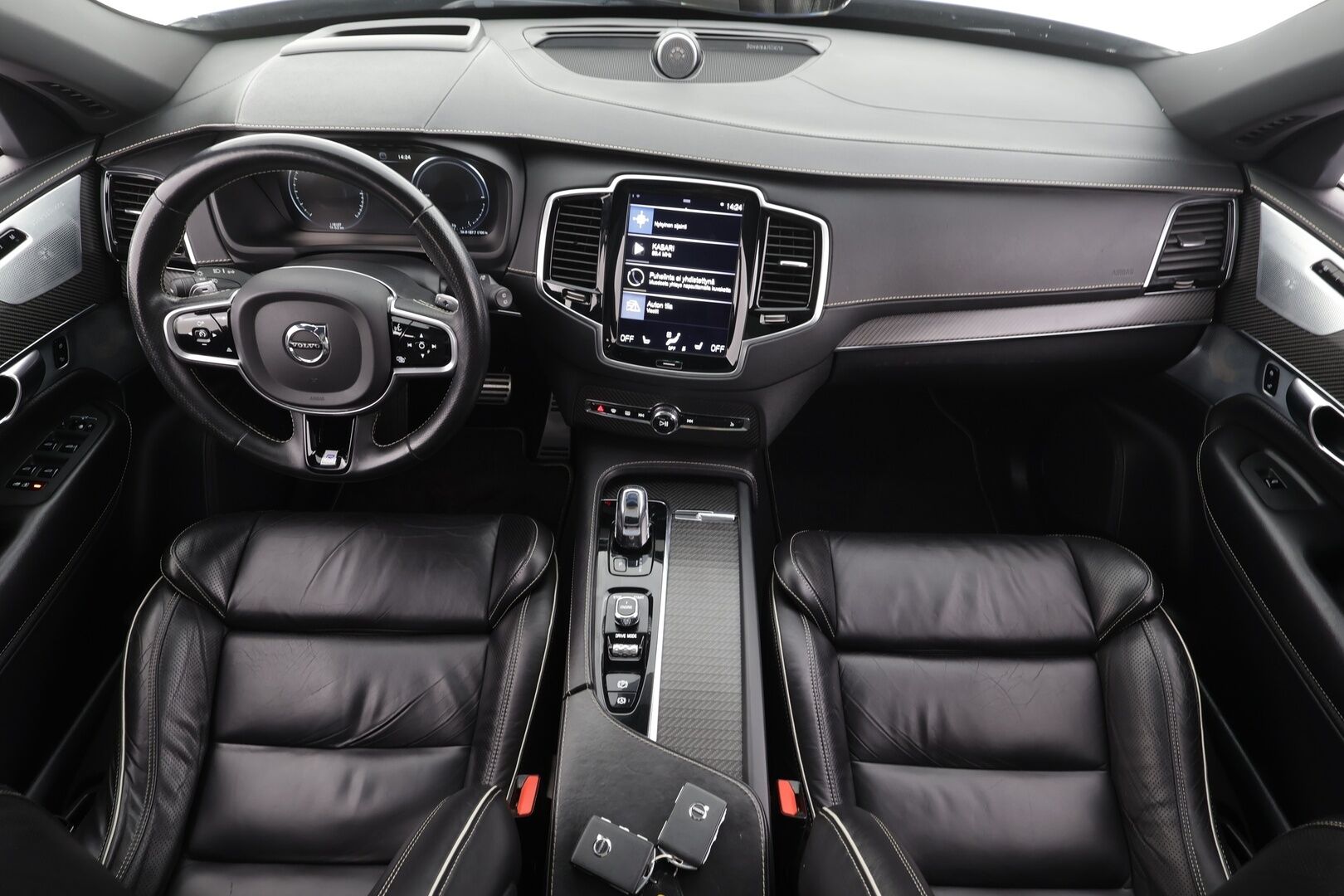 Volvo XC90 2017 T8 Twin Engine AWD R-Design aut 7-P * ACC / P.kamera / Panorama / HUD / Webasto / Full LED / Koukku / B&W / Muistipenkit * - Kahdet renkaat aluvanteilla / Huippuvarusteet