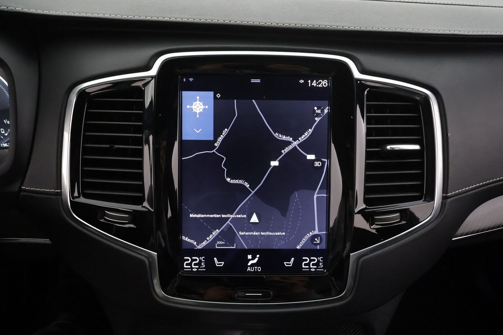 Volvo XC90 2017 T8 Twin Engine AWD R-Design aut 7-P * ACC / P.kamera / Panorama / HUD / Webasto / Full LED / Koukku / B&W / Muistipenkit * - Kahdet renkaat aluvanteilla / Huippuvarusteet