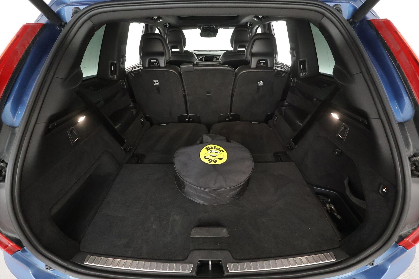 Volvo XC90 2017 T8 Twin Engine AWD R-Design aut 7-P * B&W / ACC / P.kamera / Panorama / HUD / Webasto / Full LED / Koukku / Muistipenkit * - Kahdet renkaat aluvanteilla / Huippuvarusteet