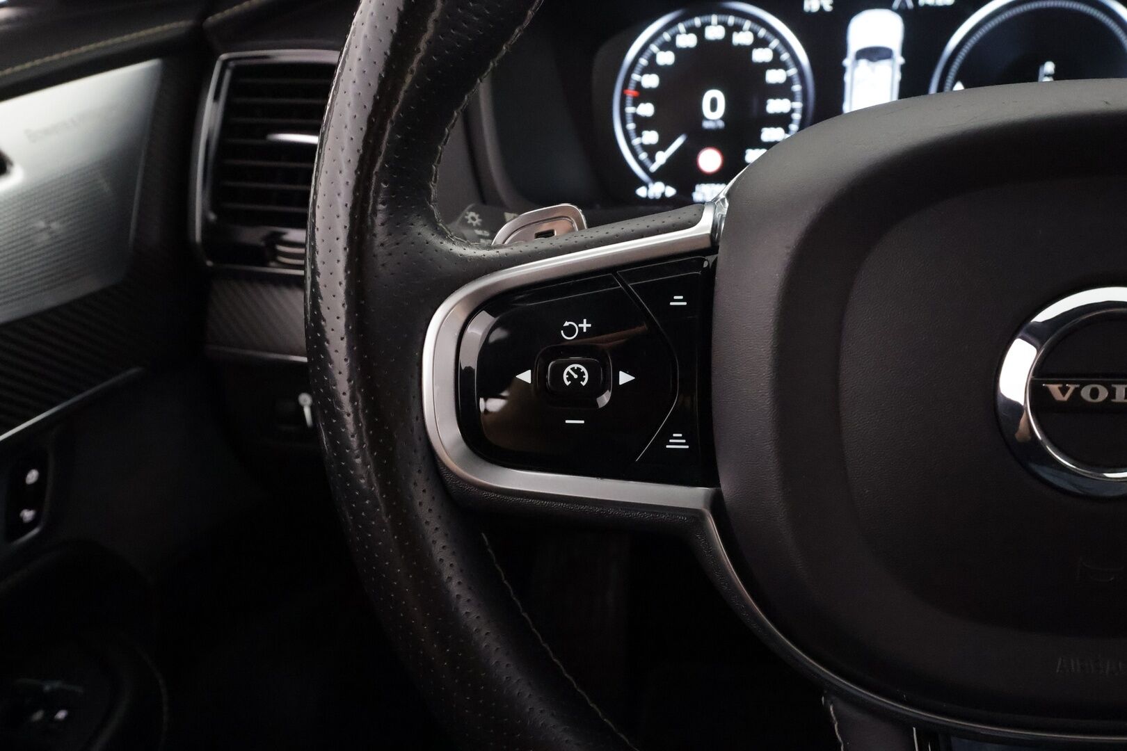 Volvo XC90 2017 T8 Twin Engine AWD R-Design aut 7-P - | Webasto | Koukku | HUD | Panorama | B&W | ACC | Full-LED | P.kamera | Sporttinahat Muistilla | Kaistavahti | Navi | Katveavustin | Keyless | 2x Latauskaapelit | Kahdet renkaat | 