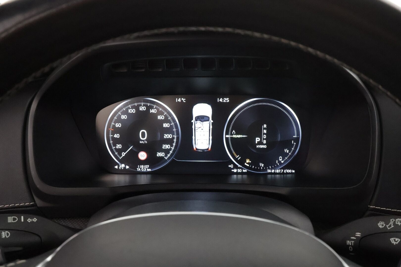 Volvo XC90 2017 T8 Twin Engine AWD R-Design aut 7-P * ACC / P.kamera / Panorama / HUD / Webasto / Full LED / Koukku / B&W / Muistipenkit * - Kahdet renkaat aluvanteilla / Huippuvarusteet