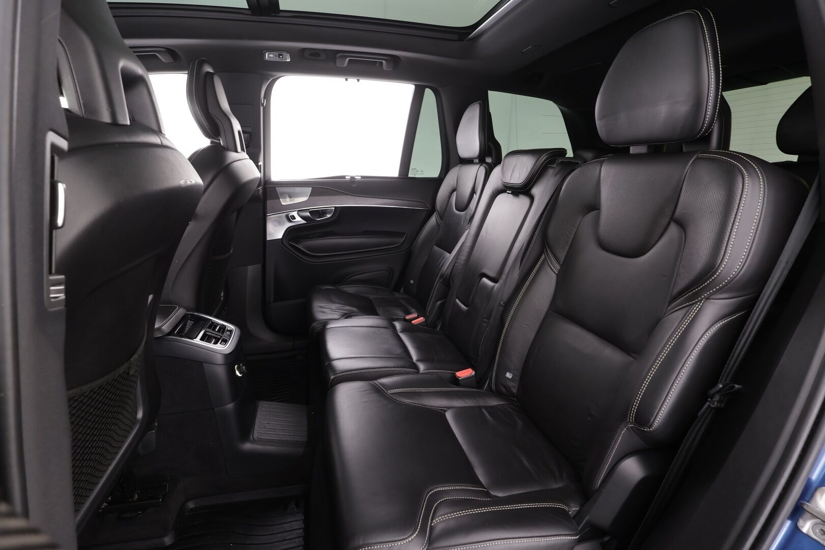 Volvo XC90 2017 T8 Twin Engine AWD R-Design aut 7-P * B&W / ACC / P.kamera / Panorama / HUD / Webasto / Full LED / Koukku / Muistipenkit * - Kahdet renkaat aluvanteilla / Huippuvarusteet