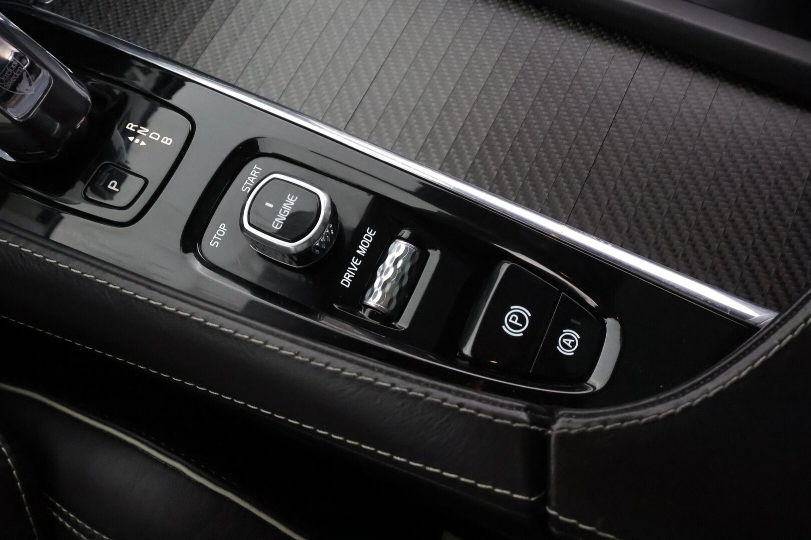 Volvo XC90 2017 T8 Twin Engine AWD R-Design aut 7-P * B&W / ACC / P.kamera / Panorama / HUD / Webasto / Full LED / Koukku / Muistipenkit * - Kahdet renkaat aluvanteilla / Huippuvarusteet