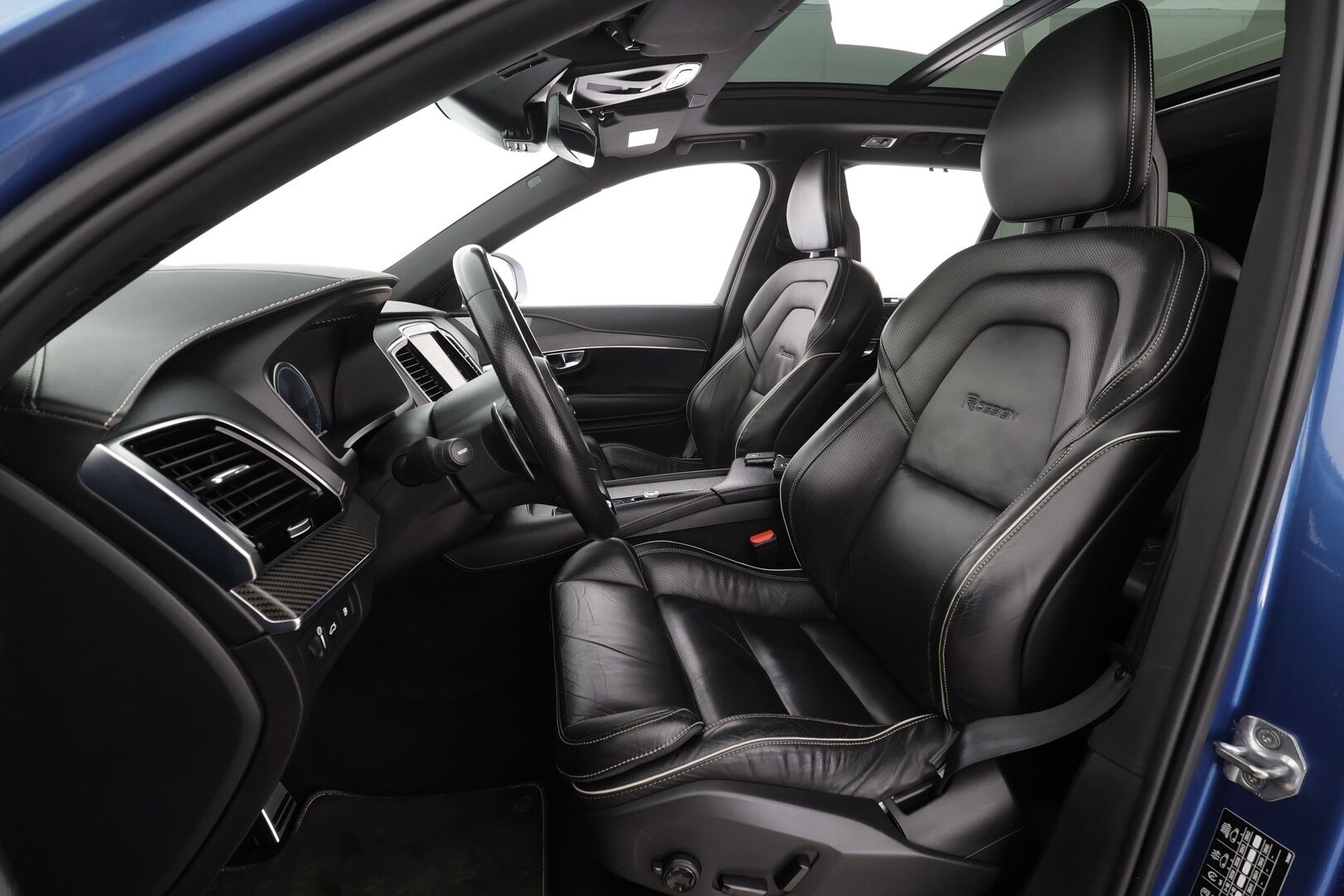 Volvo XC90 2017 T8 Twin Engine AWD R-Design aut 7-P * B&W / ACC / P.kamera / Panorama / HUD / Webasto / Full LED / Koukku / Muistipenkit * - Kahdet renkaat aluvanteilla / Huippuvarusteet