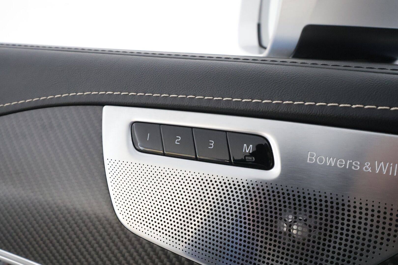 Volvo XC90 2017 T8 Twin Engine AWD R-Design aut 7-P * ACC / P.kamera / Panorama / HUD / Webasto / Full LED / Koukku / B&W / Muistipenkit * - Kahdet renkaat aluvanteilla / Huippuvarusteet