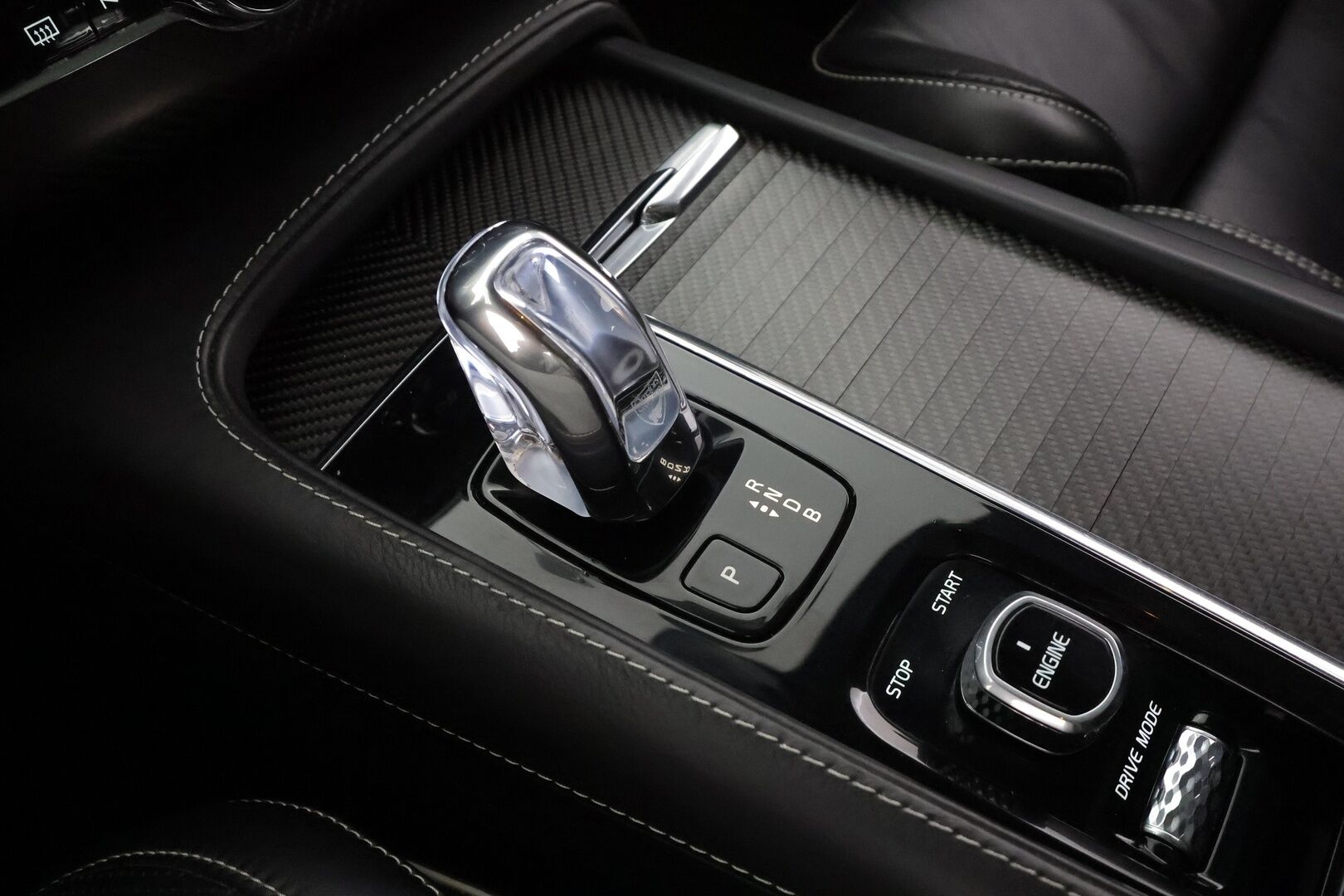 Volvo XC90 2017 T8 Twin Engine AWD R-Design aut 7-P * ACC / P.kamera / Panorama / HUD / Webasto / Full LED / Koukku / B&W / Muistipenkit * - Kahdet renkaat aluvanteilla / Huippuvarusteet