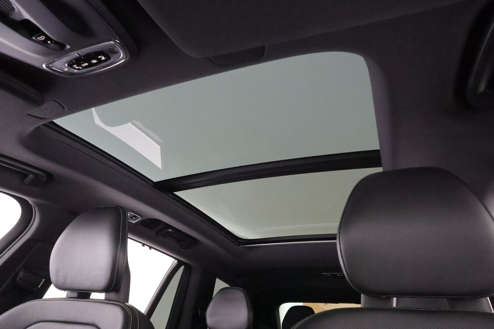 Volvo XC90 2017 T8 Twin Engine AWD R-Design aut 7-P * ACC / P.kamera / Panorama / HUD / Webasto / Full LED / Koukku / B&W / Muistipenkit * - Kahdet renkaat aluvanteilla / Huippuvarusteet