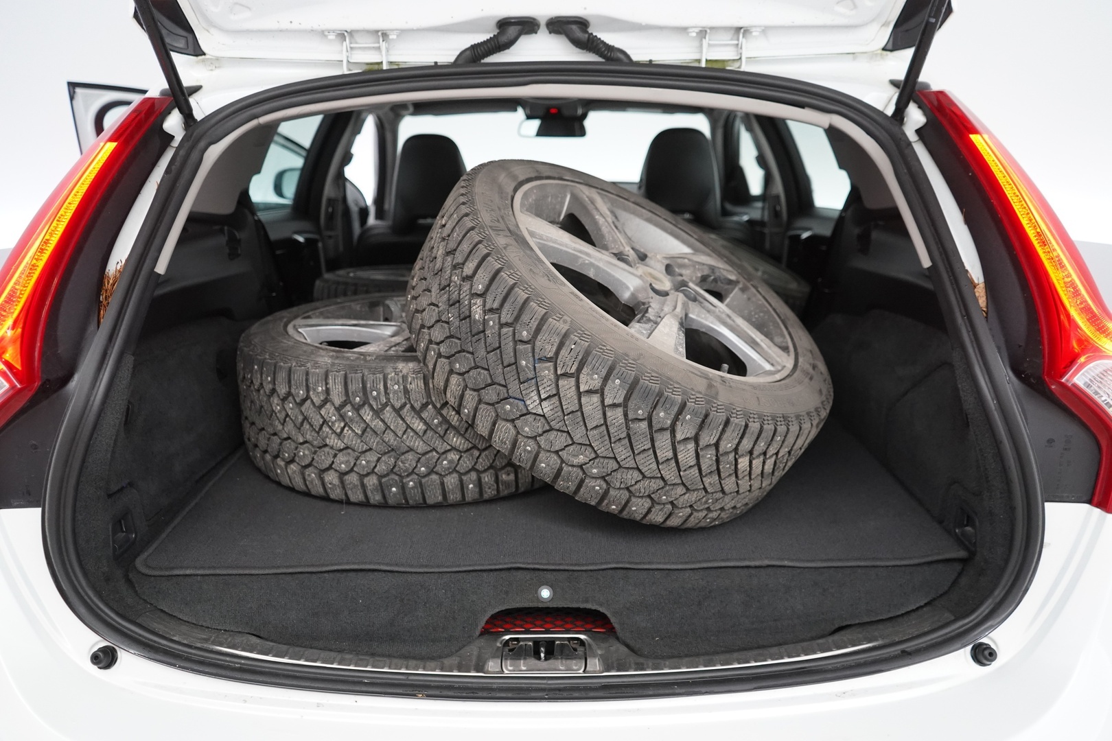 Volvo V60 2013 * MYYDÄÄN HUUTOKAUPAT.COM *