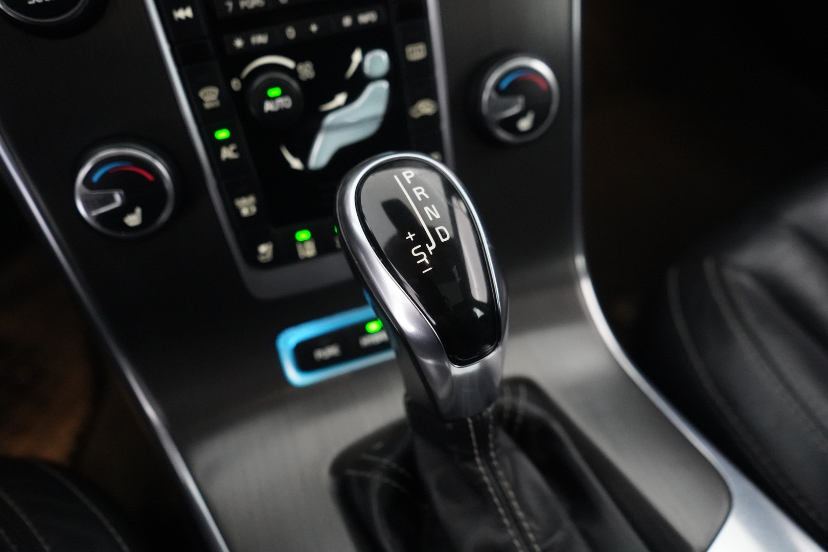 Volvo V60 2013 * MYYDÄÄN HUUTOKAUPAT.COM *