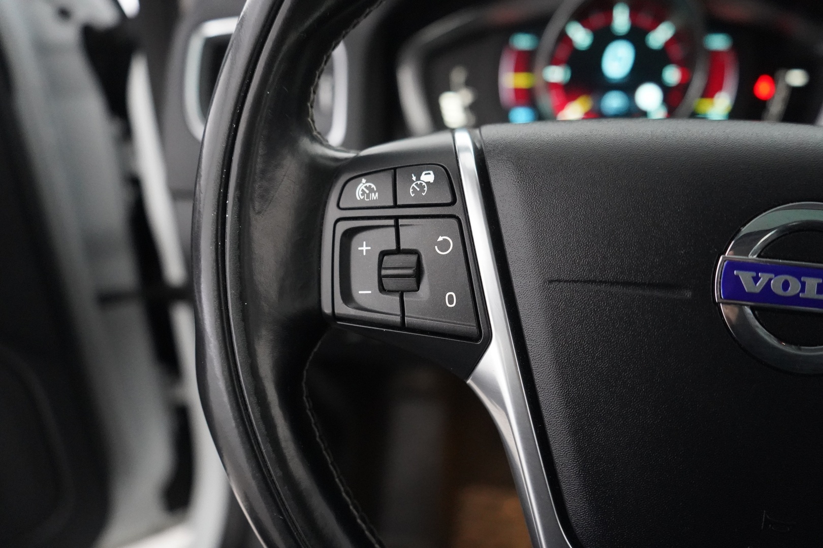 Volvo V60 2013 * MYYDÄÄN HUUTOKAUPAT.COM *