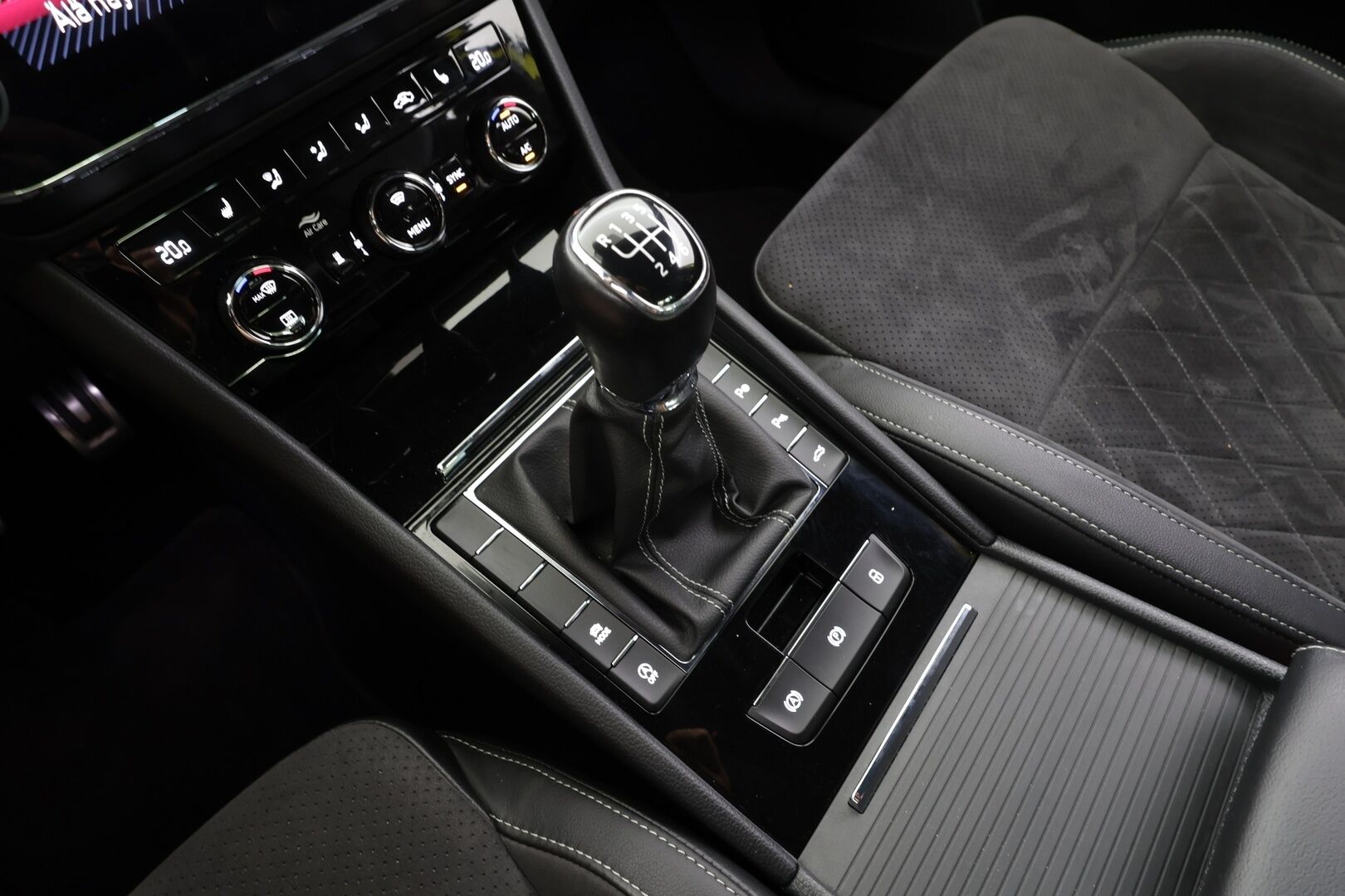 Skoda Superb 2018 1,4 TSI ACT SportLine - | ACC | Webasto | Skoda crystal Light Matrix LED | Canton | Muistipenkki | P.Kamera | Puolinahat | Ratinlämmitys | Puolinahat | Apple&Android | Suomi-auto | Kahdet Renkaat |