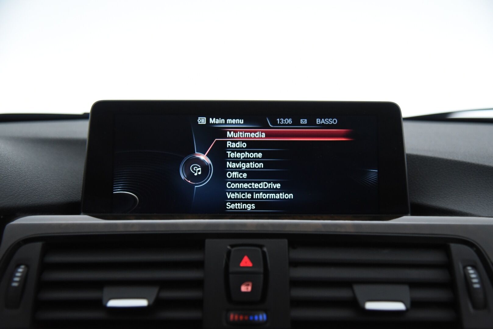 BMW 320 2014 3-sarja F31 Touring 320d A Business / Lohkolämmitin / HUD / Koukku /  Adapt.valot / Tutkat / Nahkapenkit / Panorama / - HiFi / Prov.navi / 2x vanteet