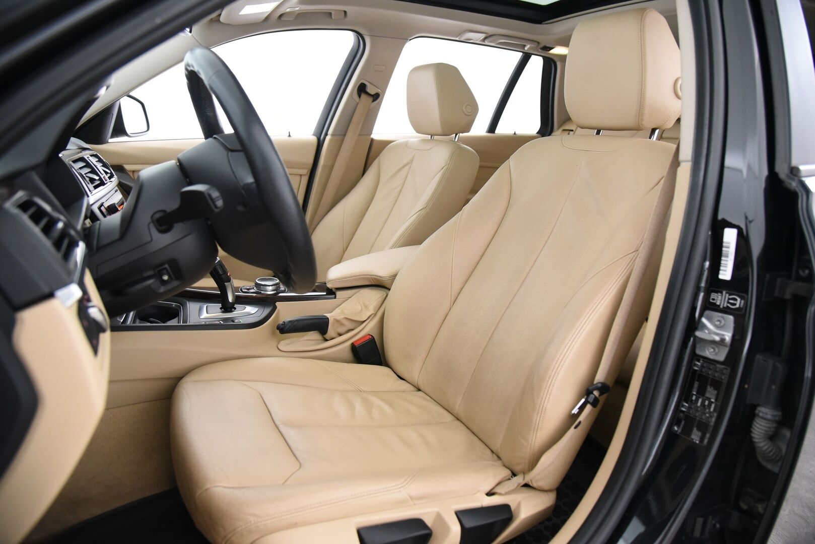 BMW 320 2014 3-sarja F31 Touring 320d A Business / Lohkolämmitin / HUD / Koukku /  Adapt.valot / Tutkat / Nahkapenkit / Panorama / - HiFi / Prov.navi / 2x vanteet