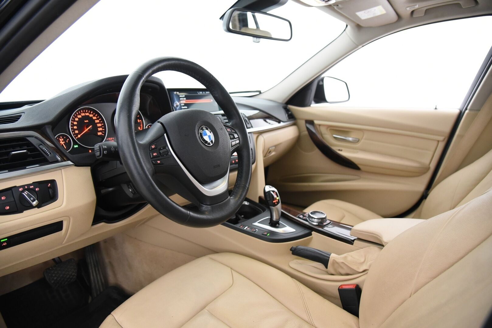 BMW 320 2014 3-sarja F31 Touring 320d A Business / Lohkolämmitin / HUD / Koukku /  Adapt.valot / Tutkat / Nahkapenkit / Panorama / - HiFi / Prov.navi / 2x vanteet