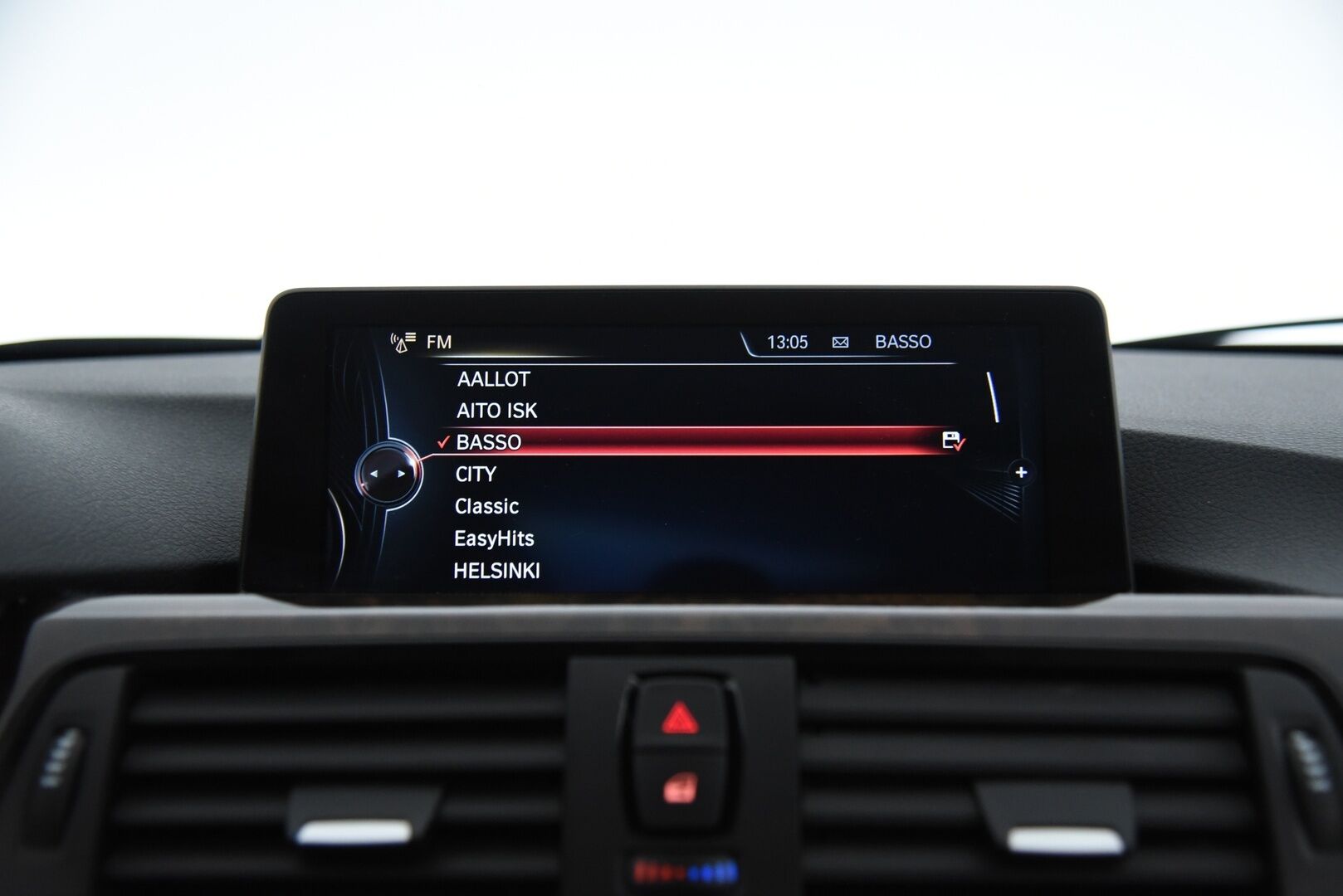 BMW 320 2014 3-sarja F31 Touring 320d A Business / Lohkolämmitin / HUD / Koukku /  Adapt.valot / Tutkat / Nahkapenkit / Panorama / - HiFi / Prov.navi / 2x vanteet