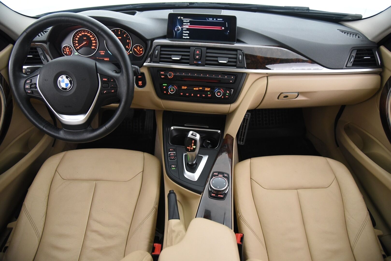 BMW 320 2014 3-sarja F31 Touring 320d A Business / Lohkolämmitin / HUD / Koukku /  Adapt.valot / Tutkat / Nahkapenkit / Panorama / - HiFi / Prov.navi / 2x vanteet