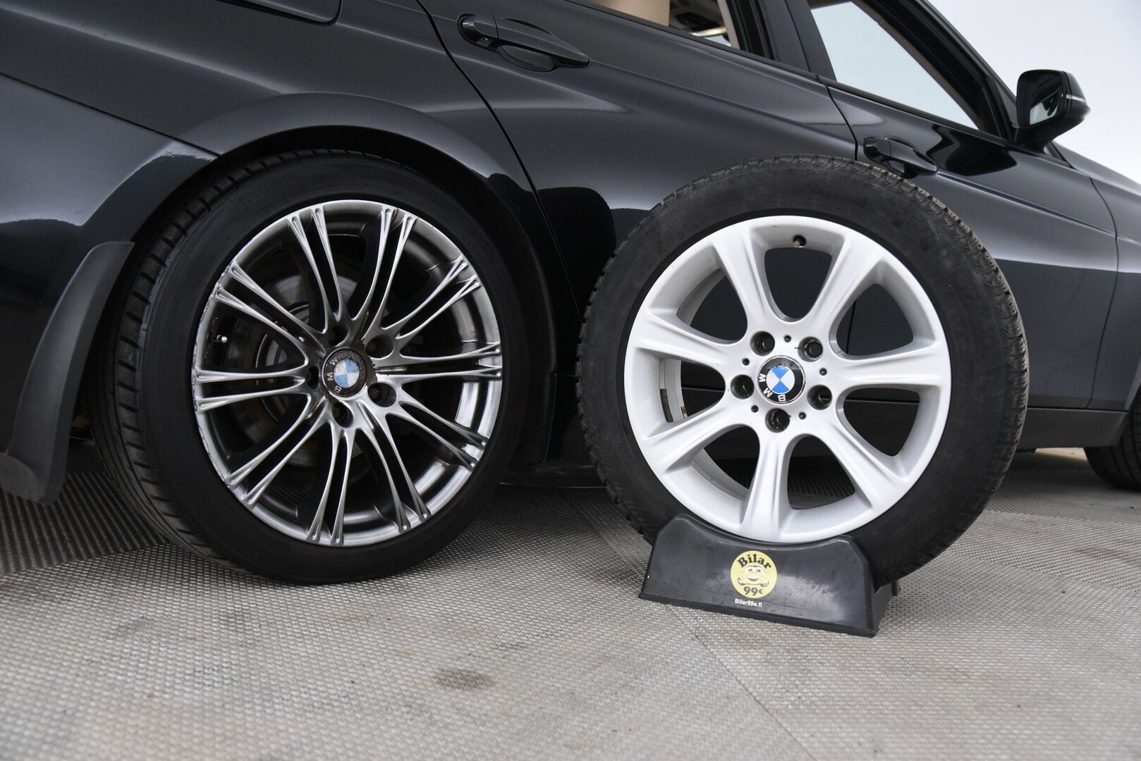 BMW 320 2014 3-sarja F31 Touring 320d A Business / Lohkolämmitin / HUD / Koukku /  Adapt.valot / Tutkat / Nahkapenkit / Panorama / - HiFi / Prov.navi / 2x vanteet