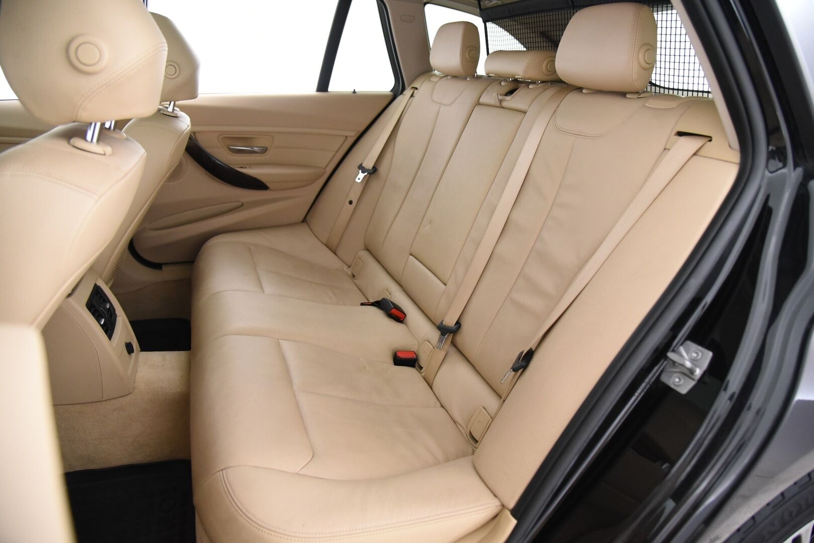 BMW 320 2014 3-sarja F31 Touring 320d A Business / Lohkolämmitin / HUD / Koukku /  Adapt.valot / Tutkat / Nahkapenkit / Panorama / - HiFi / Prov.navi / 2x vanteet