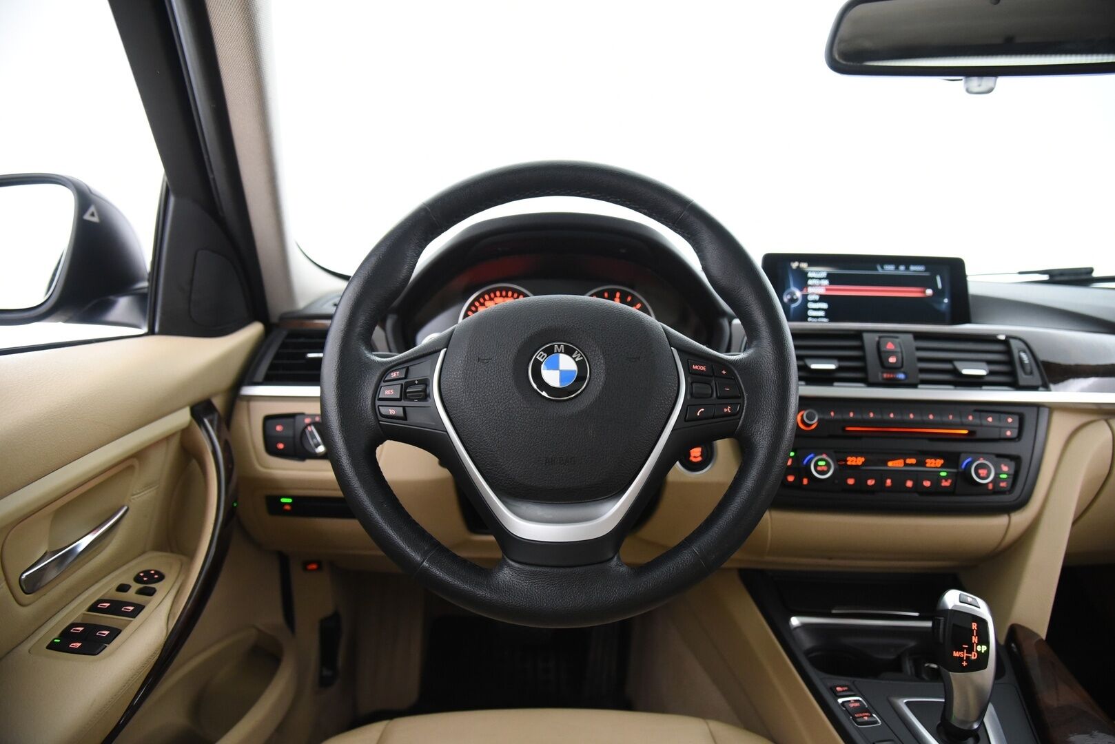 BMW 320 2014 3-sarja F31 Touring 320d A Business / Lohkolämmitin / HUD / Koukku /  Adapt.valot / Tutkat / Nahkapenkit / Panorama / - HiFi / Prov.navi / 2x vanteet