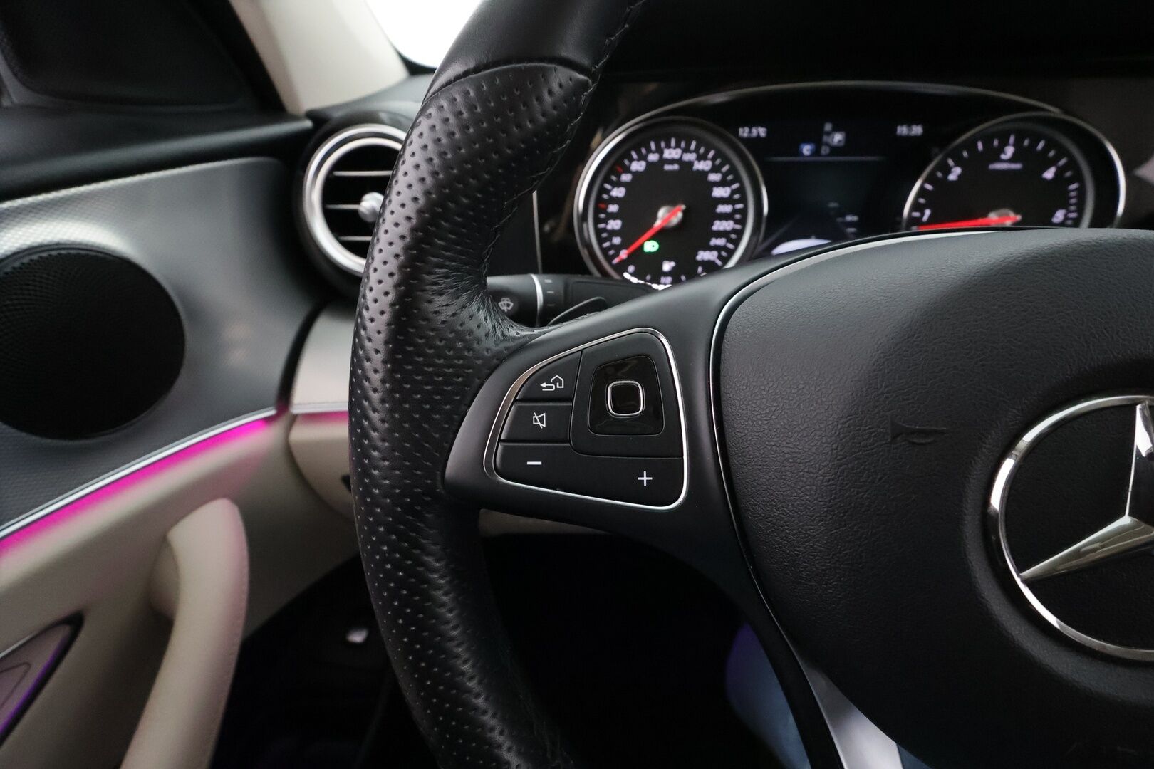 Mercedes-Benz E 2018 220 d 4Matic A Premium Business * Vakkari / High perfo LED / P.kamera / Sporttinahat / Ambient * - 1.Om Suomi-auto / Kahdet renkaat