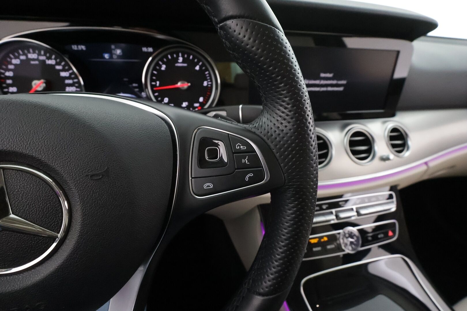 Mercedes-Benz E 2018 220 d 4Matic A Premium Business * Vakkari / High perfo LED / P.kamera / Sporttinahat / Ambient * - 1.Om Suomi-auto / Kahdet renkaat