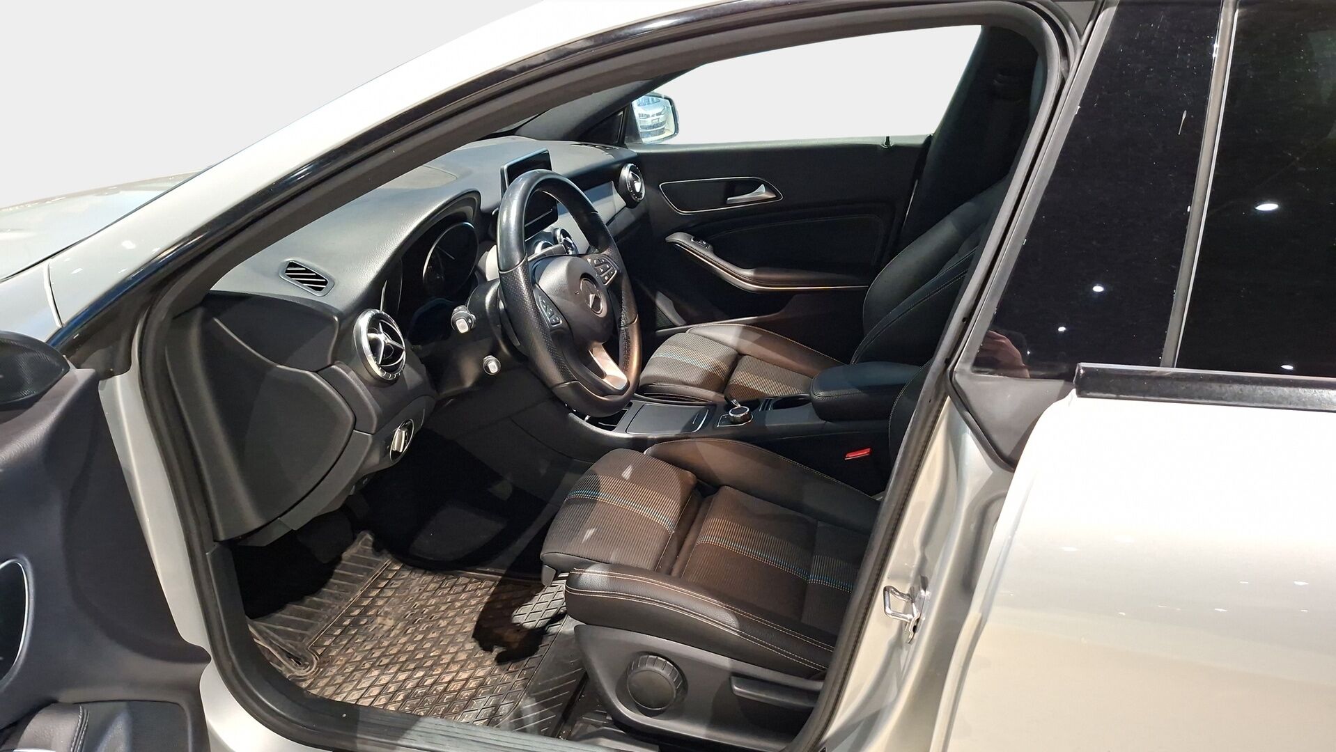 Mercedes-Benz CLA 2018 220 4Matic A Shooting Brake Premium Business / LED / P-kamera / Night paketti / Spottipenkit - Merkkiliikkeen huoltohistoria / Suomi-auto / 2x Aluvanteet 