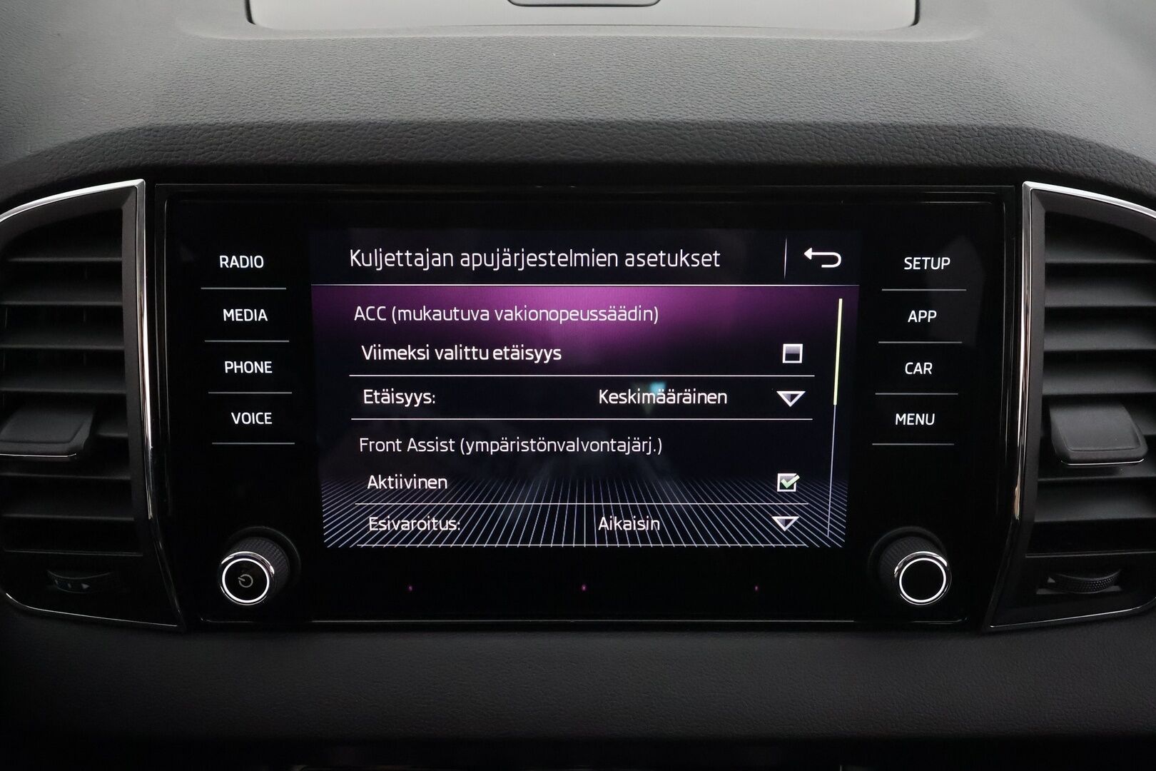 Skoda Karoq 2018 2,0 TDI 150 4x4 Style DSG * ACC / LED / Webasto / P.kamera / Keyless / Navi * - Suomi-auto / Kahdet renkaat