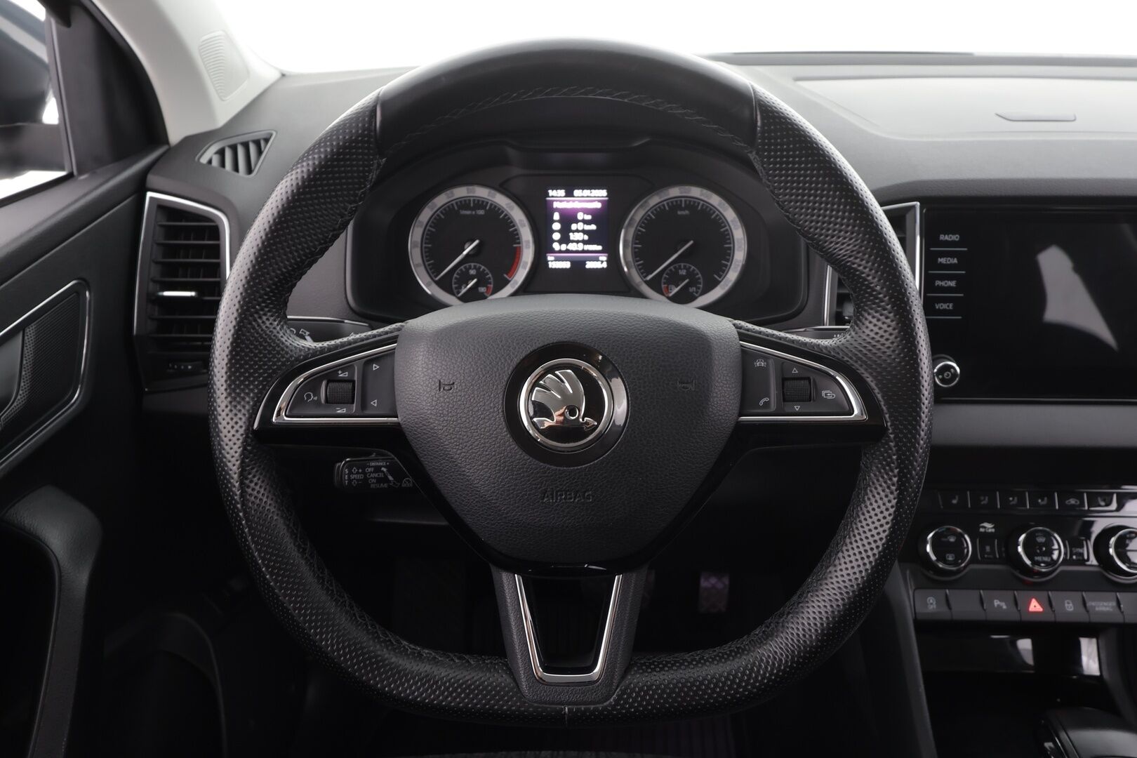 Skoda Karoq 2018 2,0 TDI 150 4x4 Style DSG * ACC / LED / Webasto / P.kamera / Keyless / Navi * - Suomi-auto / Kahdet renkaat