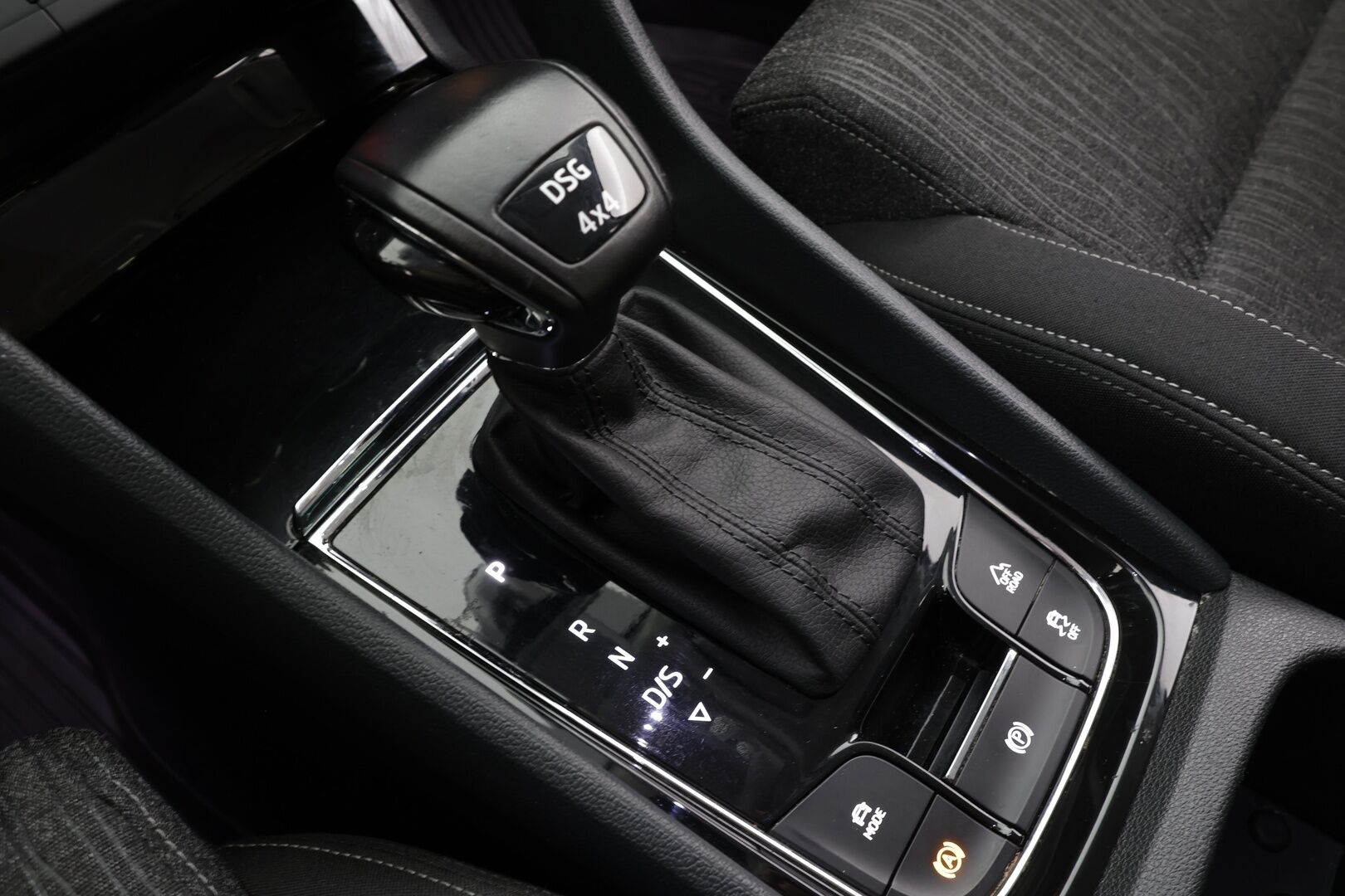 Skoda Karoq 2018 2,0 TDI 150 4x4 Style DSG * ACC / LED / Webasto / P.kamera / Keyless / Navi * - Suomi-auto / Kahdet renkaat