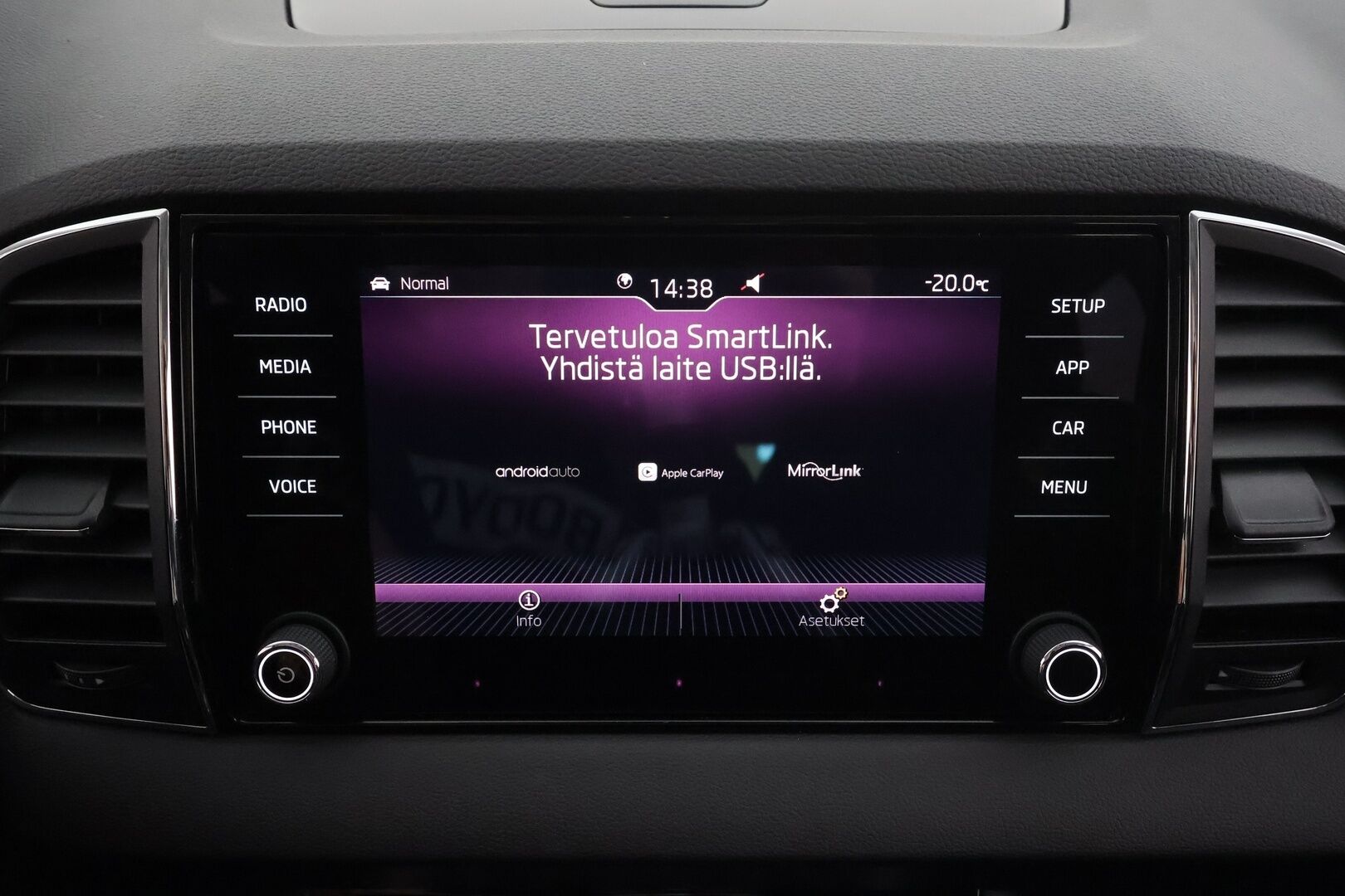 Skoda Karoq 2018 2,0 TDI 150 4x4 Style DSG * ACC / LED / Webasto / P.kamera / Keyless / Navi * - Suomi-auto / Kahdet renkaat