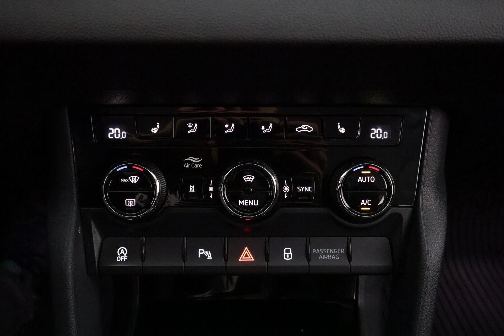 Skoda Karoq 2018 2,0 TDI 150 4x4 Style DSG * ACC / LED / Webasto / P.kamera / Keyless / Navi * - Suomi-auto / Kahdet renkaat