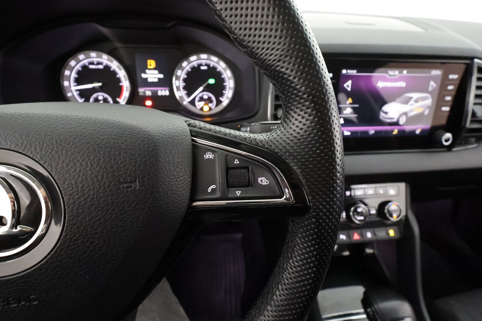 Skoda Karoq 2018 2,0 TDI 150 4x4 Style DSG * ACC / LED / Webasto / P.kamera / Keyless / Navi * - Suomi-auto / Kahdet renkaat