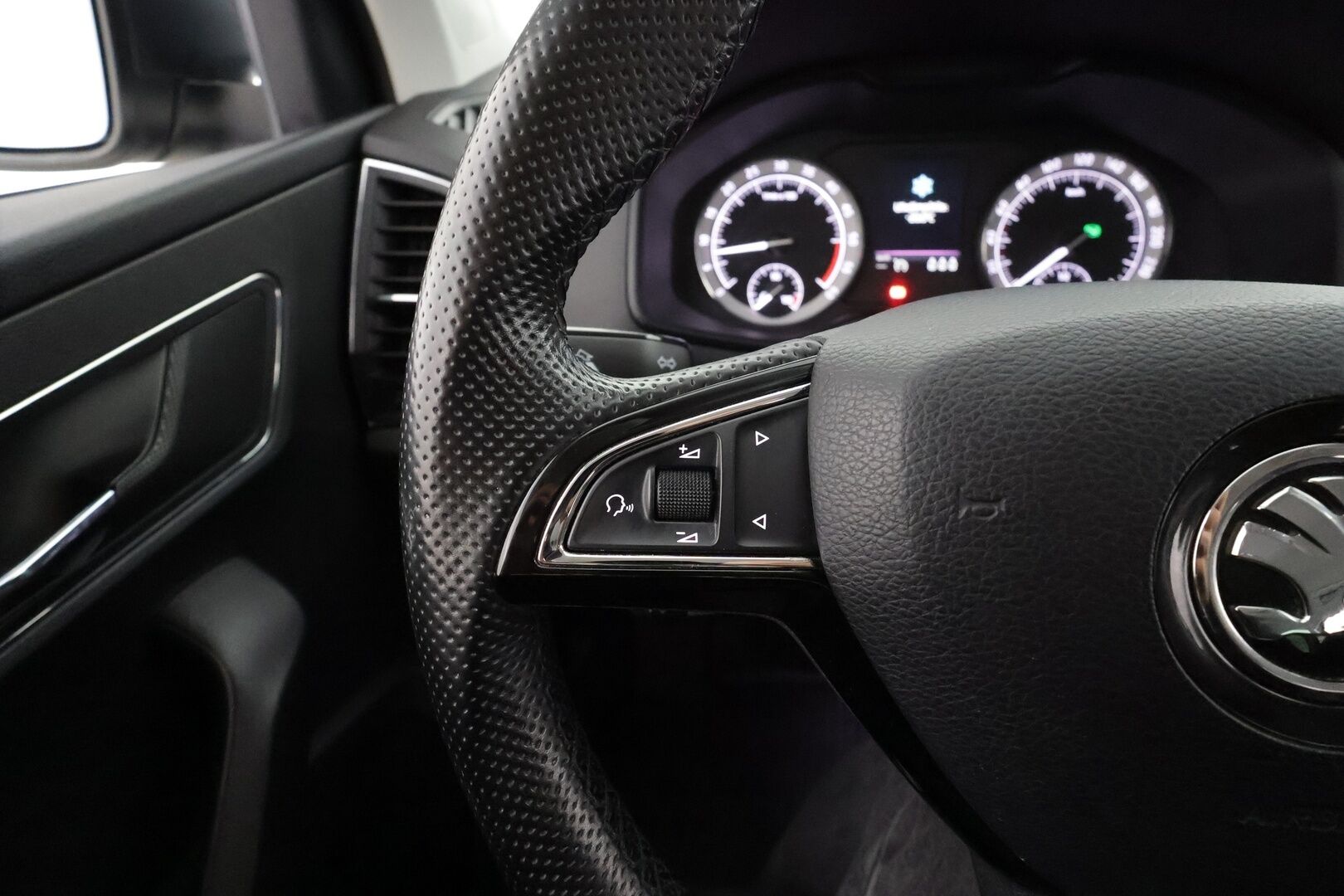 Skoda Karoq 2018 2,0 TDI 150 4x4 Style DSG * ACC / LED / Webasto / P.kamera / Keyless / Navi * - Suomi-auto / Kahdet renkaat